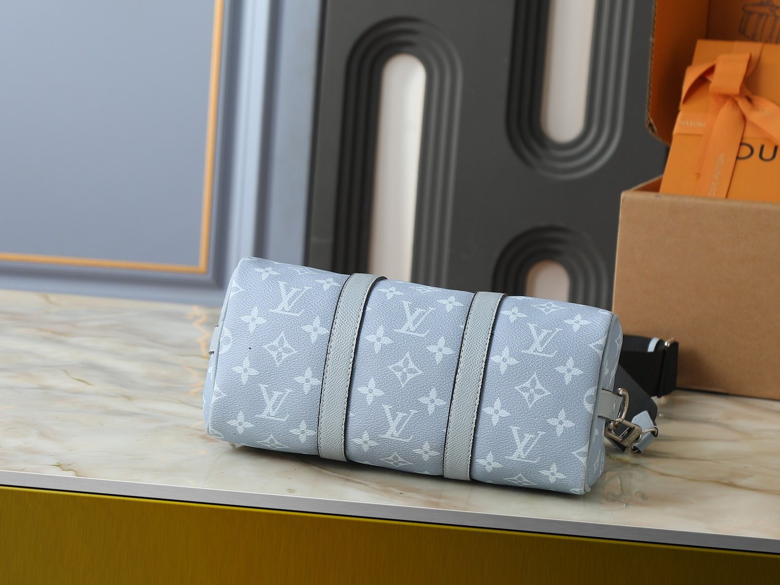 Louis Vuitton Keepall Bandoulière 35 Monogram Bleu Ciel – Image 4