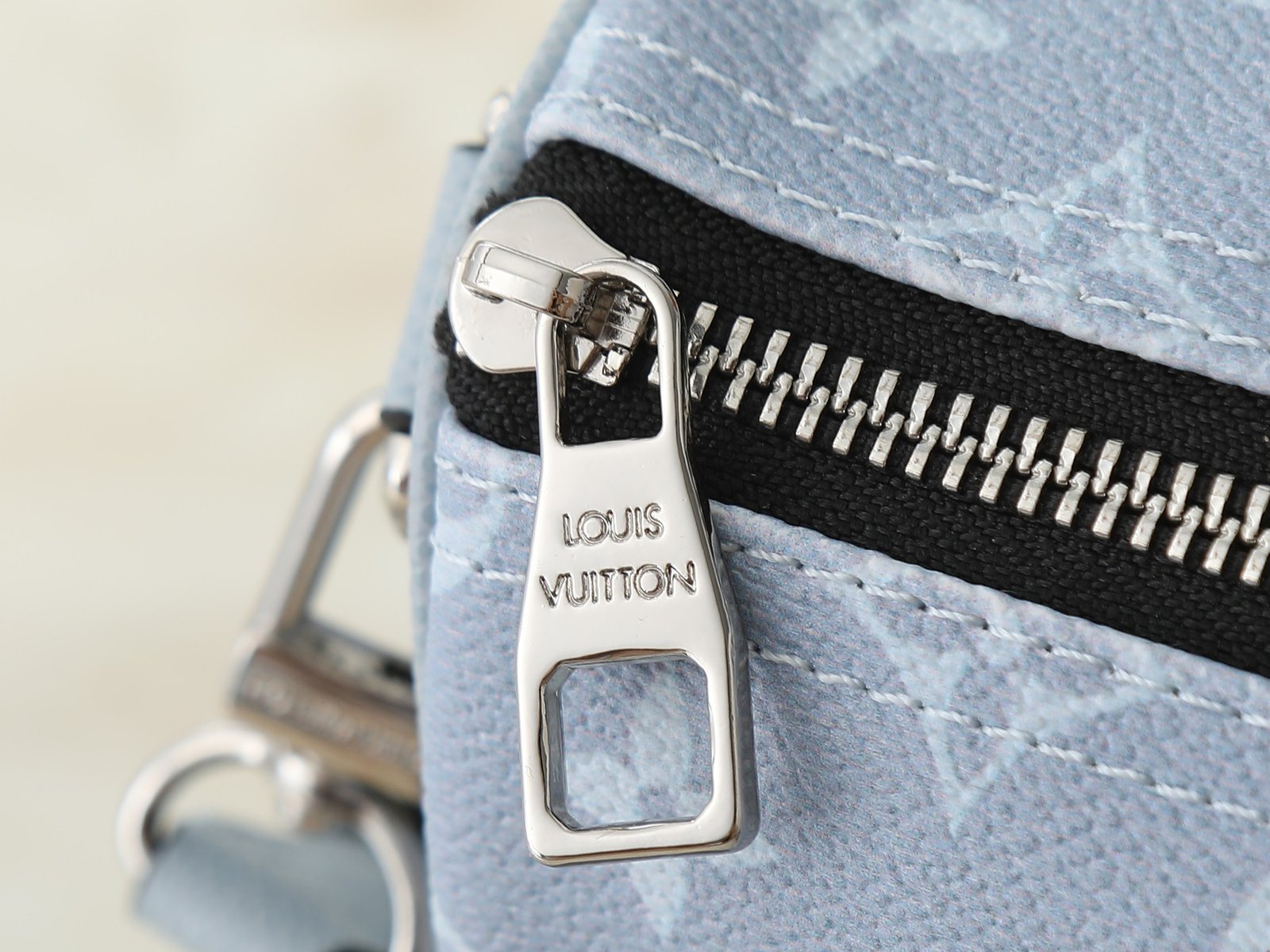 Louis Vuitton Keepall Bandoulière 35 Monogram Bleu Ciel – Image 7