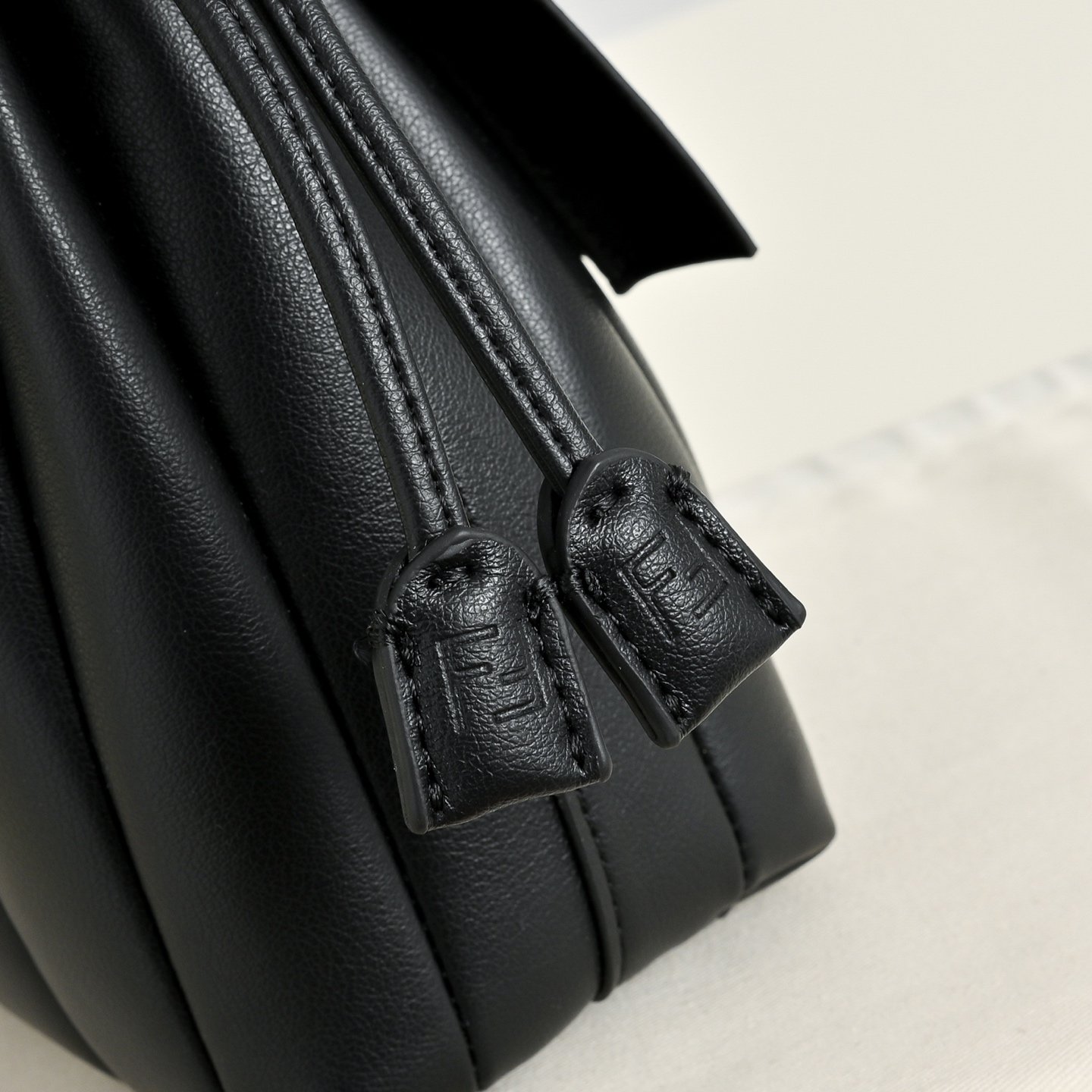Fendi Mamma Baguette Medium Plissée Noir