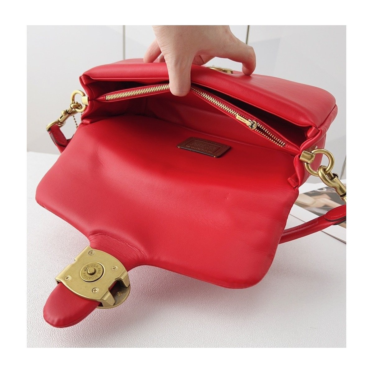 Coach Pillow Tabby 26 × 15 × 7,5 cm – Rouge