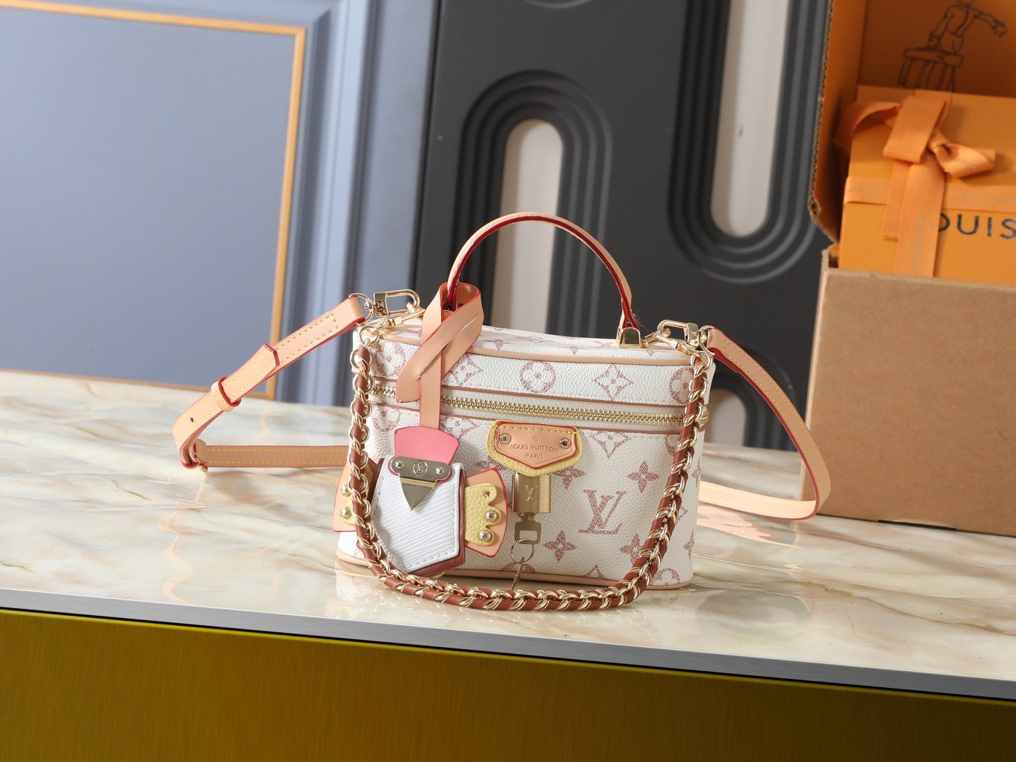 Louis Vuitton Pochette chaîne Vanity 19 cm Blanc Rose