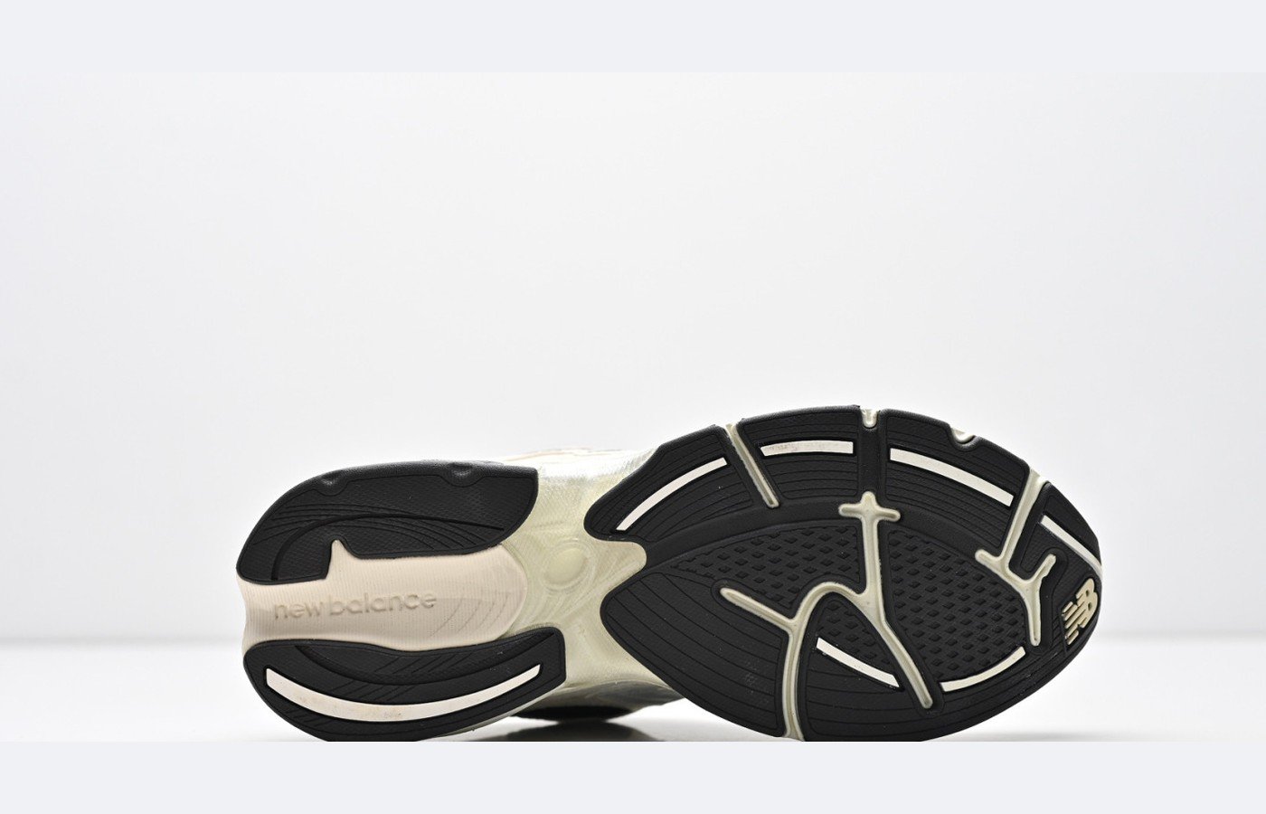 New Balance 509 – Gris clair / Noir – Variante 2