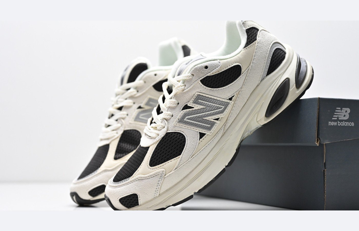 New Balance 509 – Gris clair / Noir – Variante 2