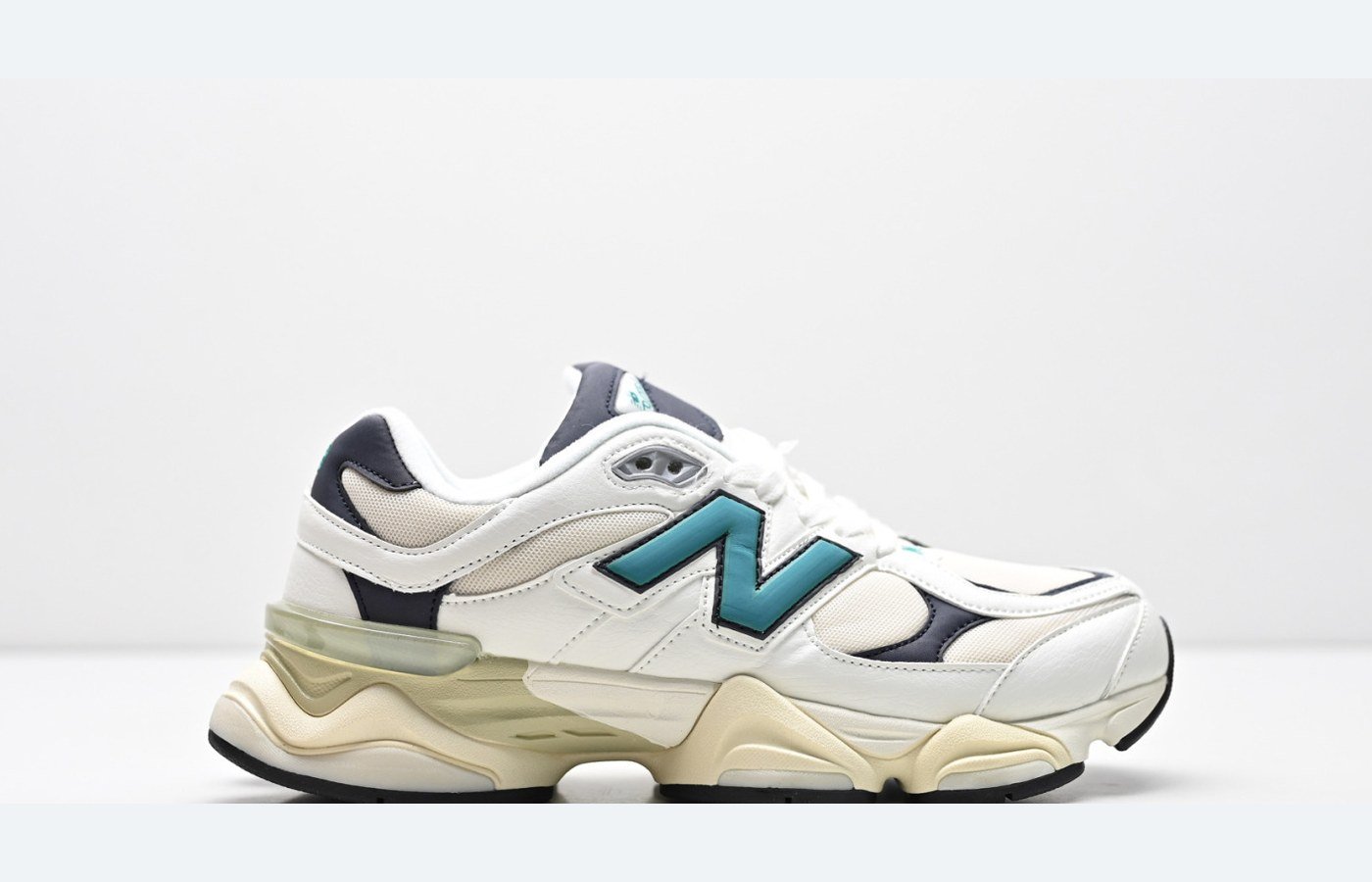 New Balance 9060 – Gris clair / Beige – Variante 3