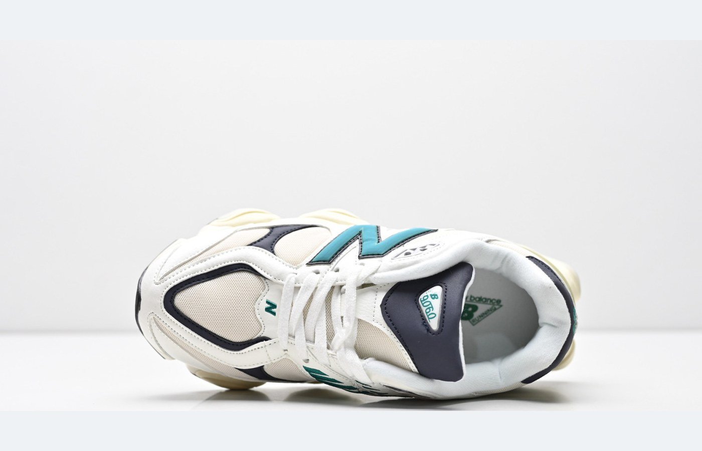 New Balance 9060 – Gris clair / Beige – Variante 3