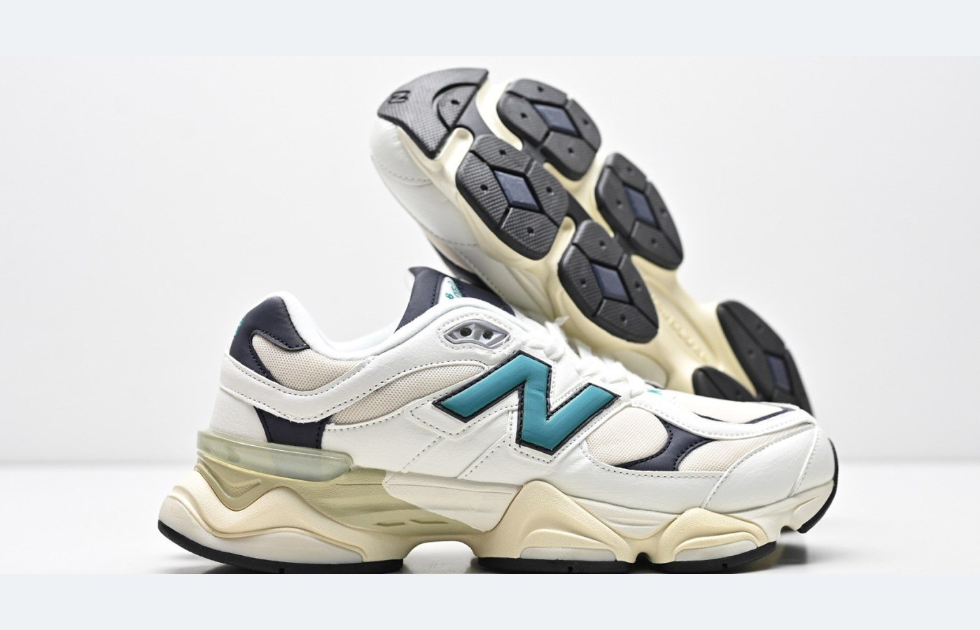 New Balance 9060 – Gris clair / Beige – Variante 3