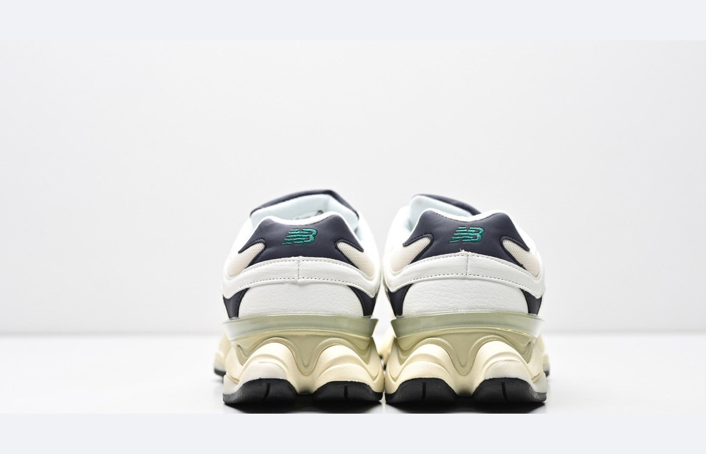 New Balance 9060 – Gris clair / Beige – Variante 3