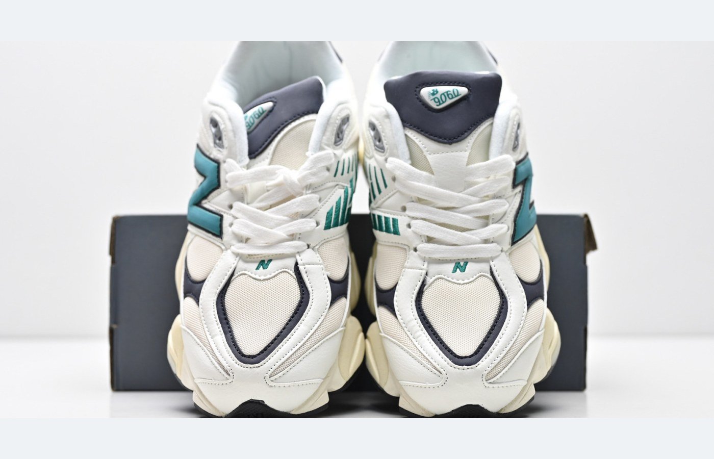 New Balance 9060 – Gris clair / Beige – Variante 3