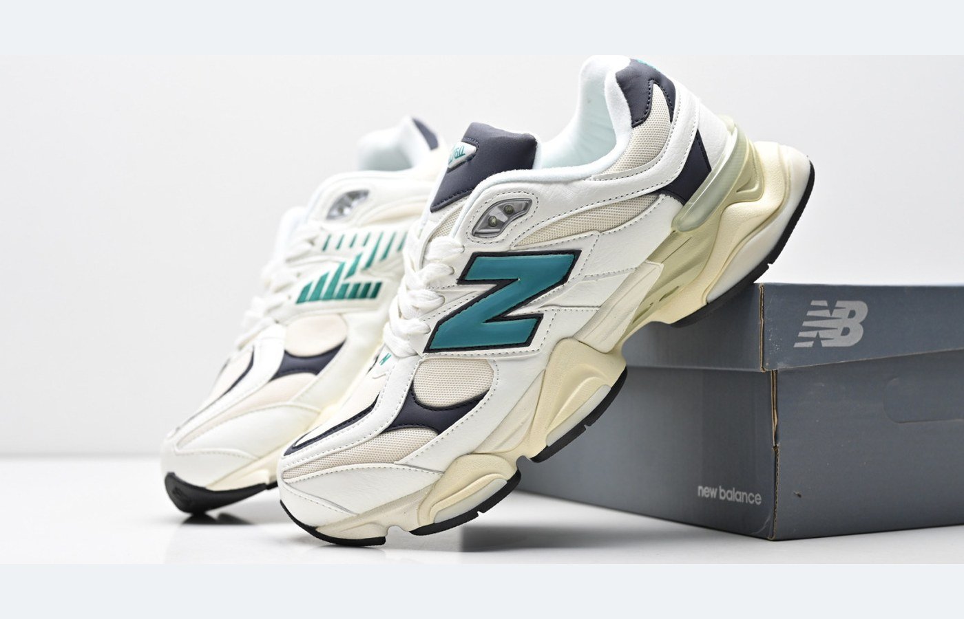 New Balance 9060 – Gris clair / Beige – Variante 3
