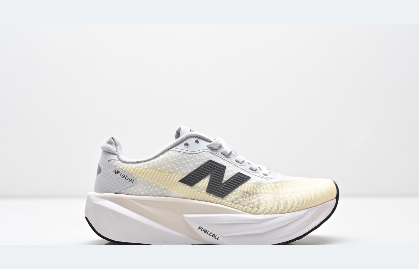 New Balance FuelCell Rebel v5 – Gris clair / Beige