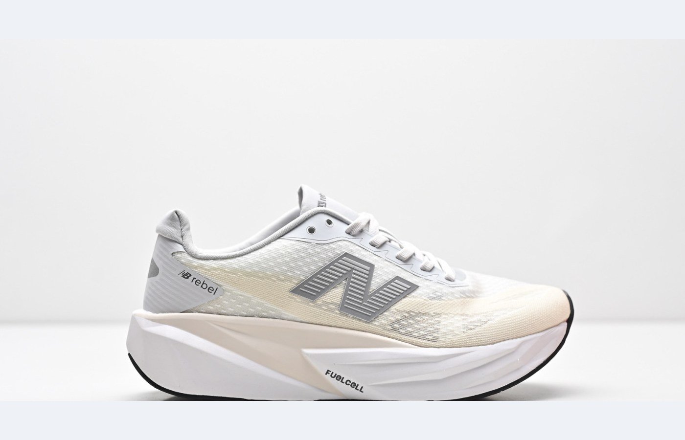 New Balance FuelCell Rebel v5 – Gris clair / Gris