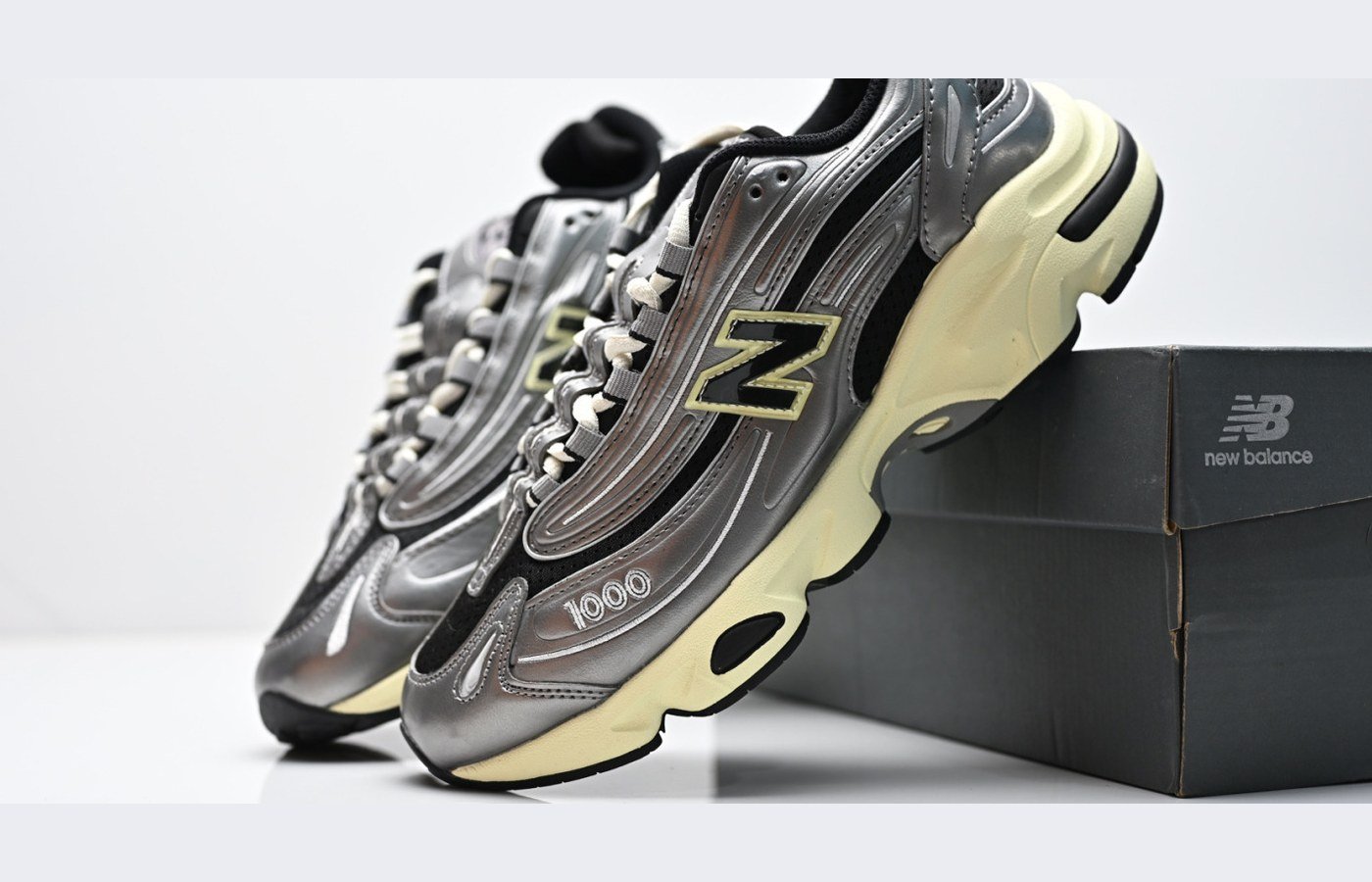 New Balance 1000 – Beige / Gris