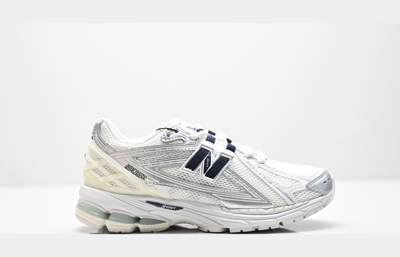 New Balance 860v2 – Gris clair / Gris