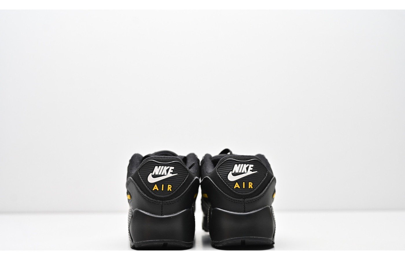 Nike Air Max 90 – Noir Logo Jaune