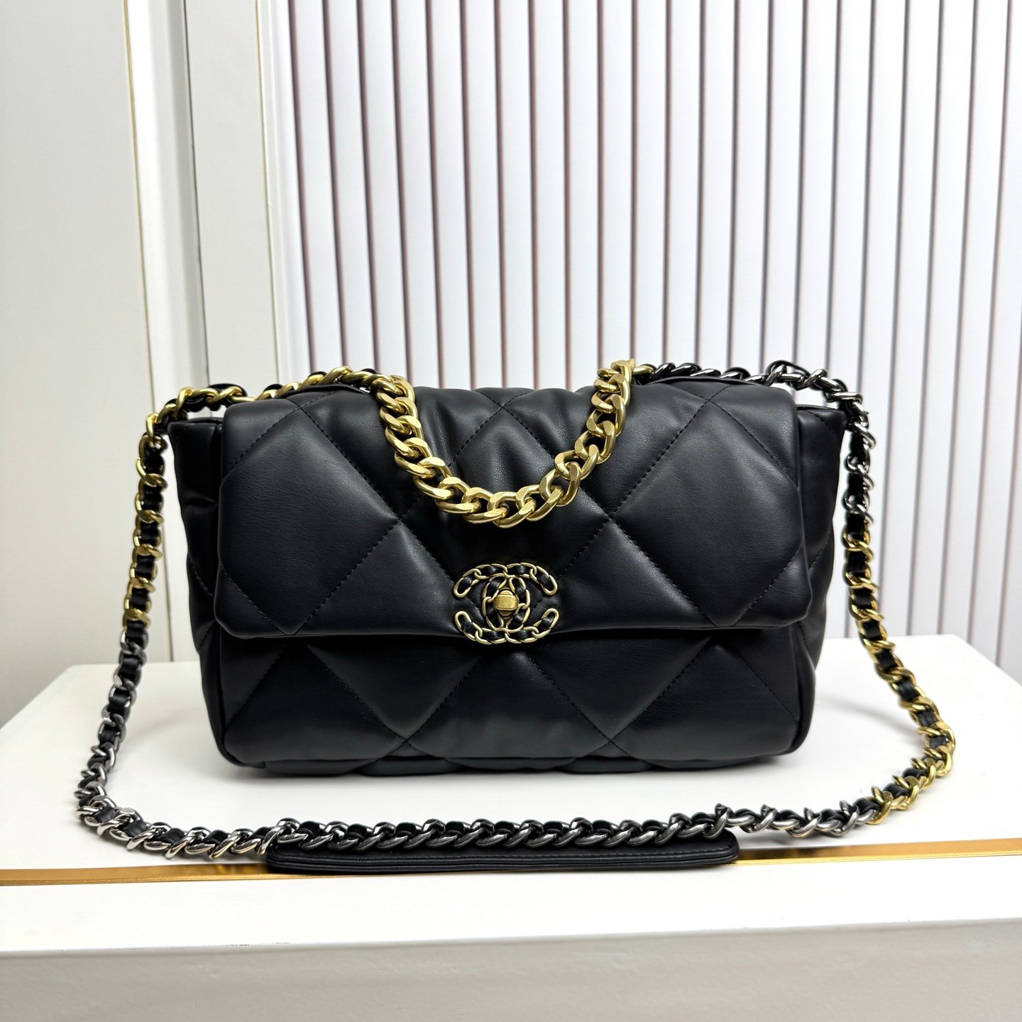 Chanel 19 Flap Bag – Noir – chaîne dorée et noire