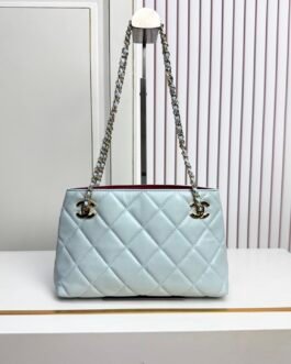 Chanel Shopping Bag matelassé – Bleu ciel – chaîne argentée