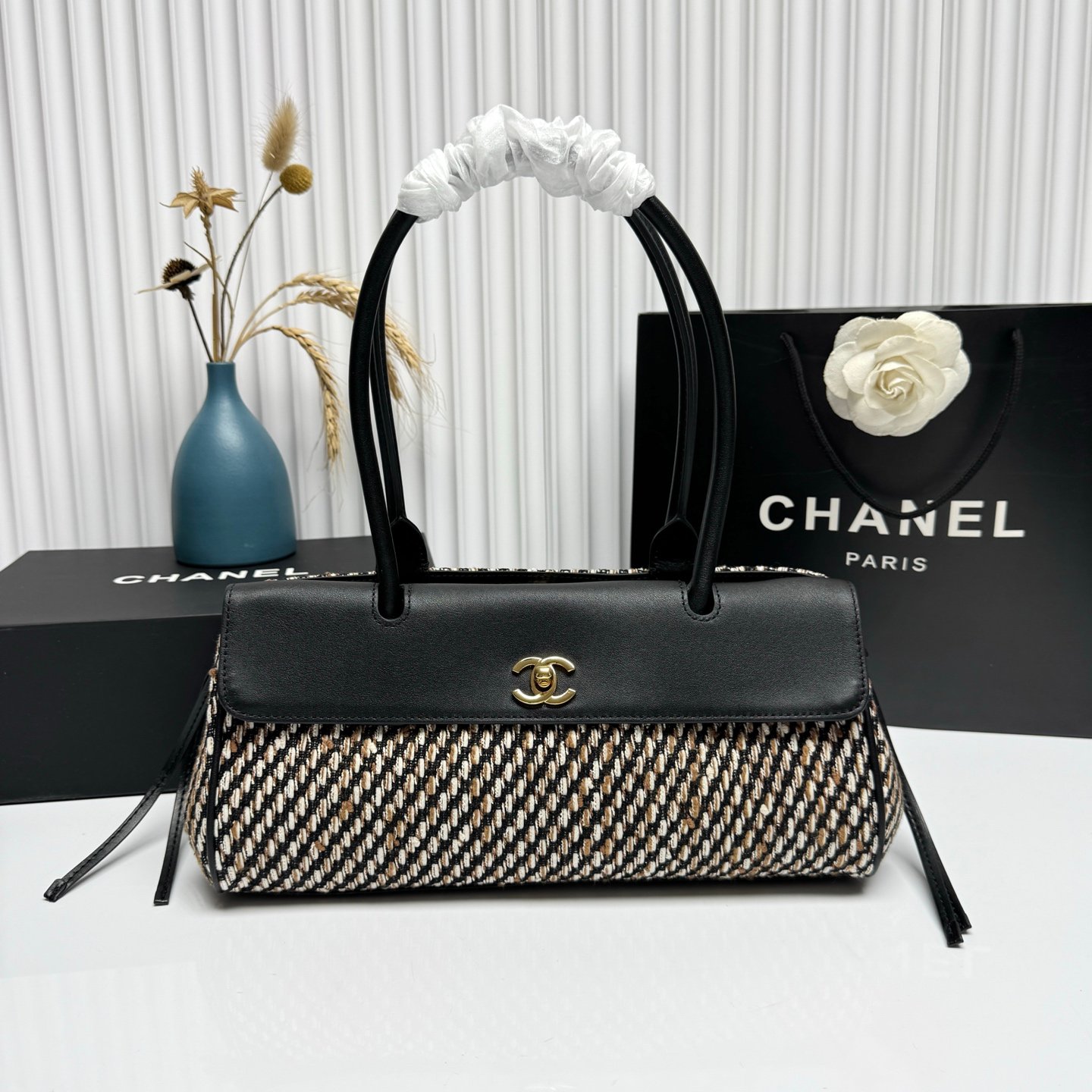 Chanel Top Handle Tweed – Noir et blanc – fermoir doré