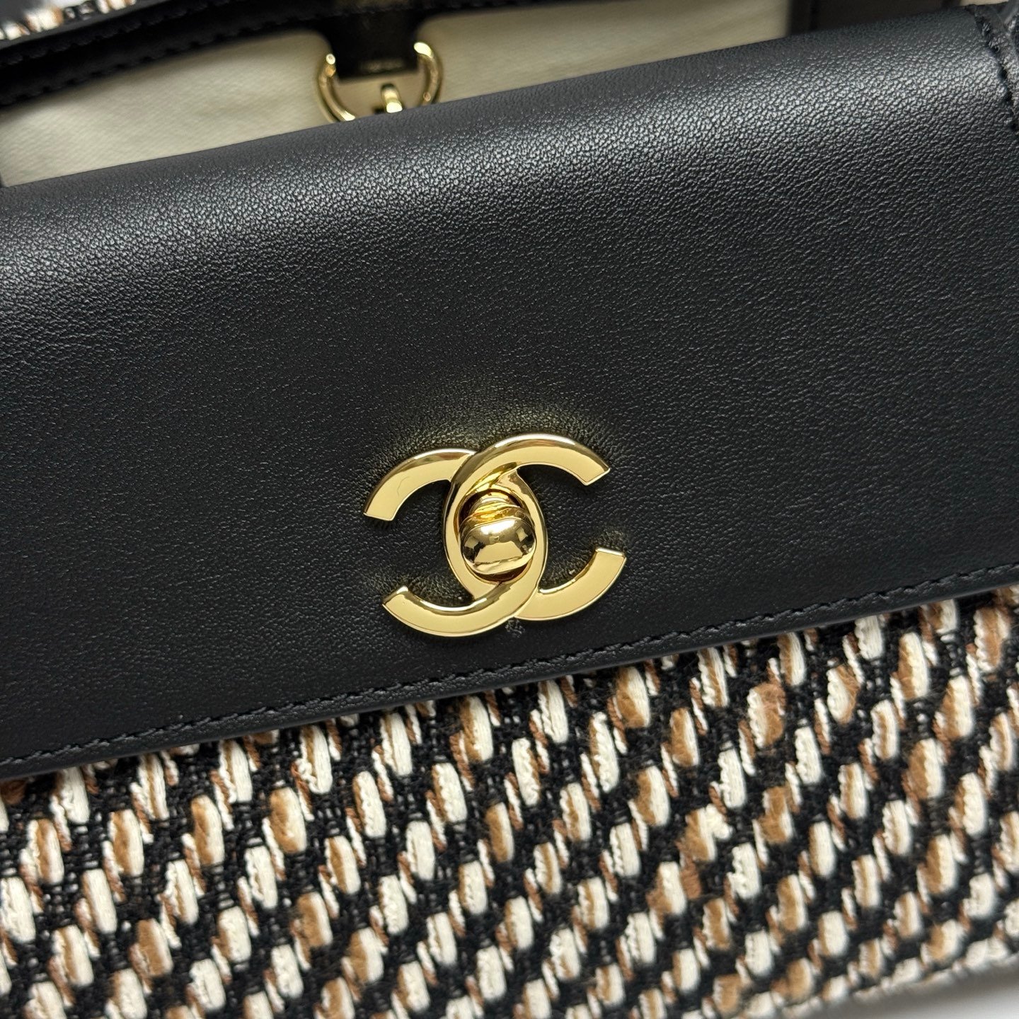 Chanel Top Handle Tweed – Noir et blanc – fermoir doré