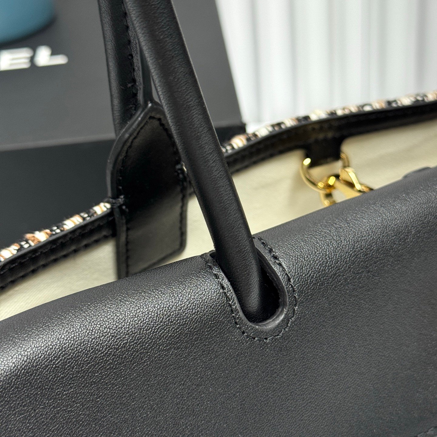 Chanel Top Handle Tweed – Noir et blanc – fermoir doré
