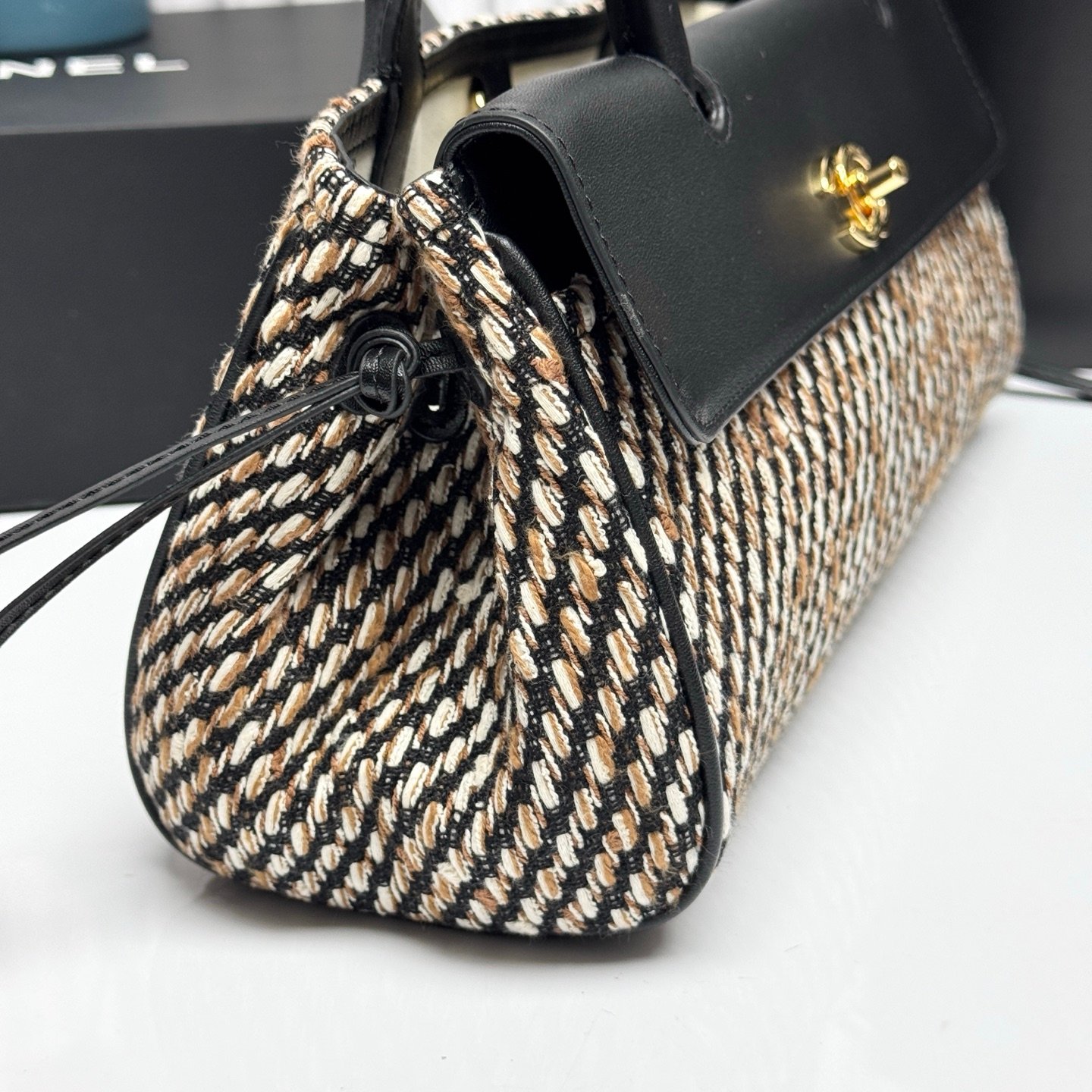 Chanel Top Handle Tweed – Noir et blanc – fermoir doré