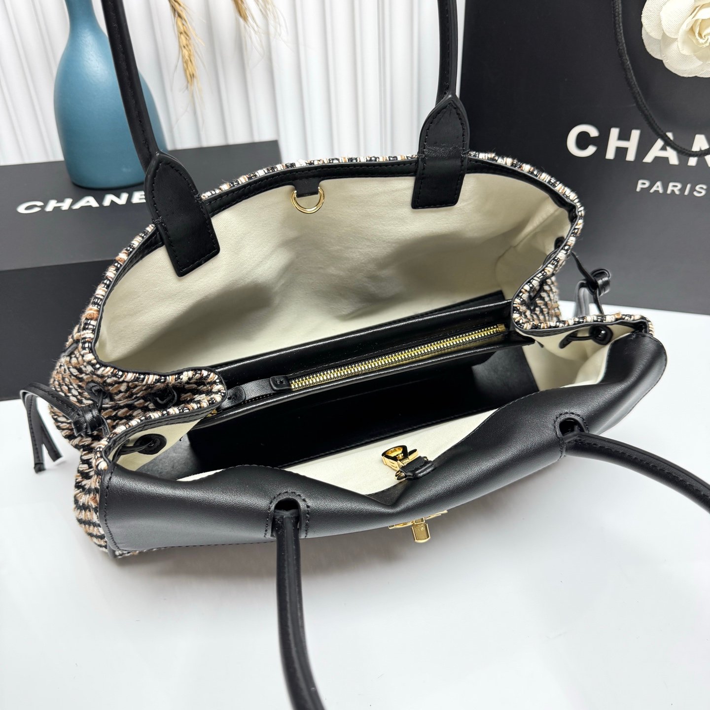 Chanel Top Handle Tweed – Noir et blanc – fermoir doré