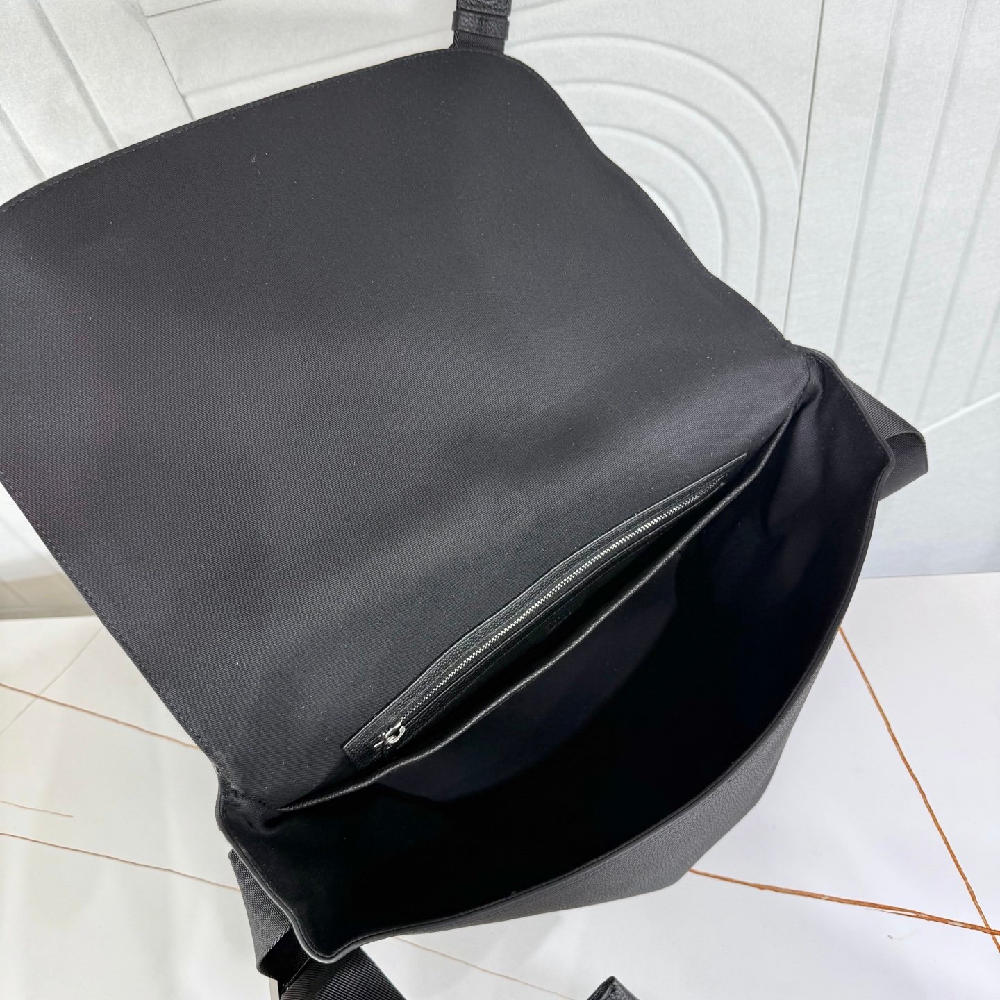 Dior Messenger CD Buckle – Noir