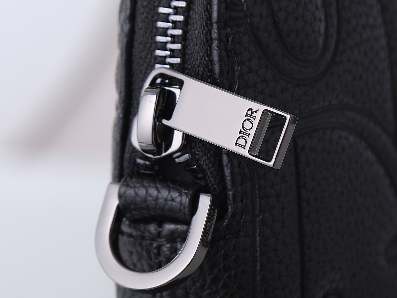 Dior Pochette Dior Oblique embossée – Noir