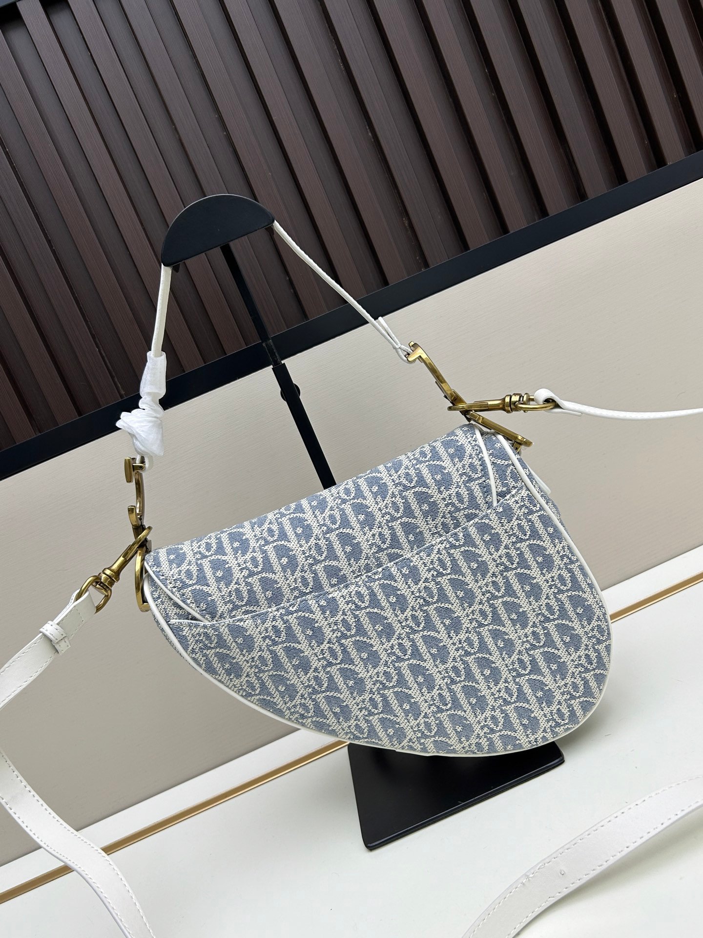 Dior Saddle Oblique – Gris clair – sangle contrastée