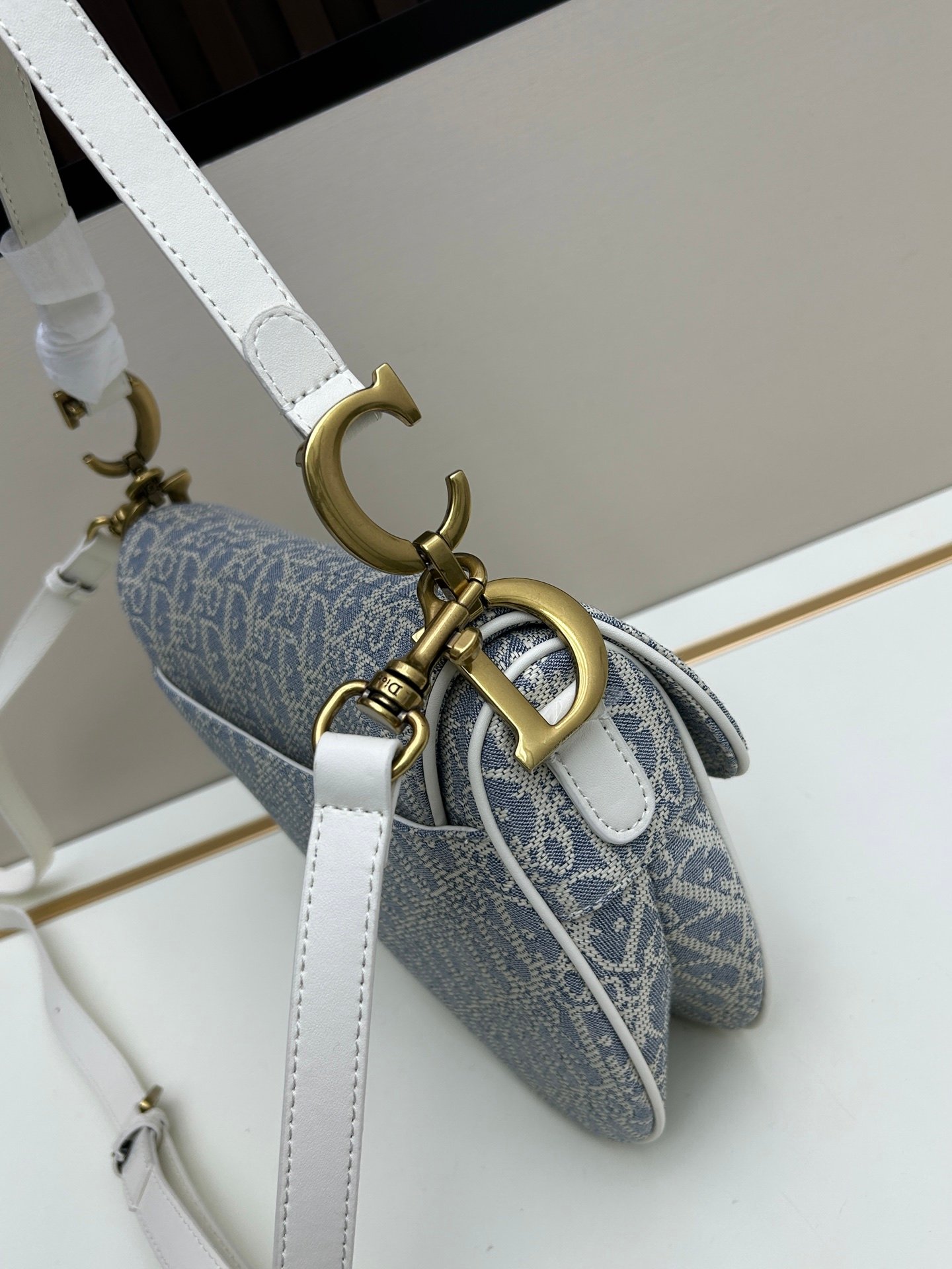 Dior Saddle Oblique – Gris clair – sangle contrastée