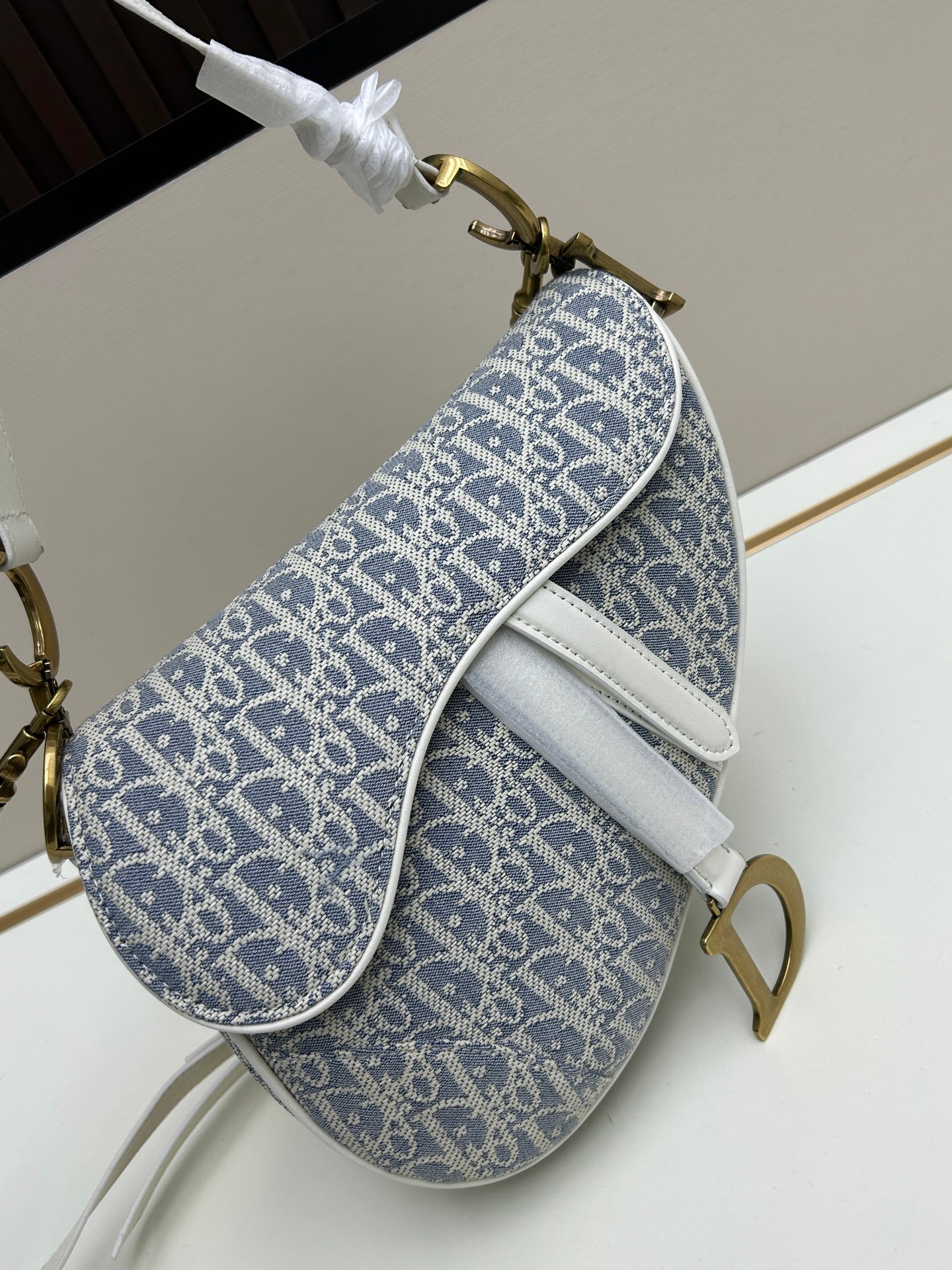Dior Saddle Oblique – Gris clair – sangle contrastée