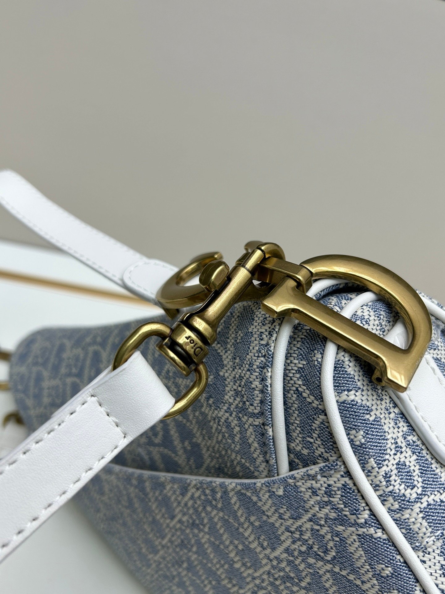 Dior Saddle Oblique – Gris clair – sangle contrastée