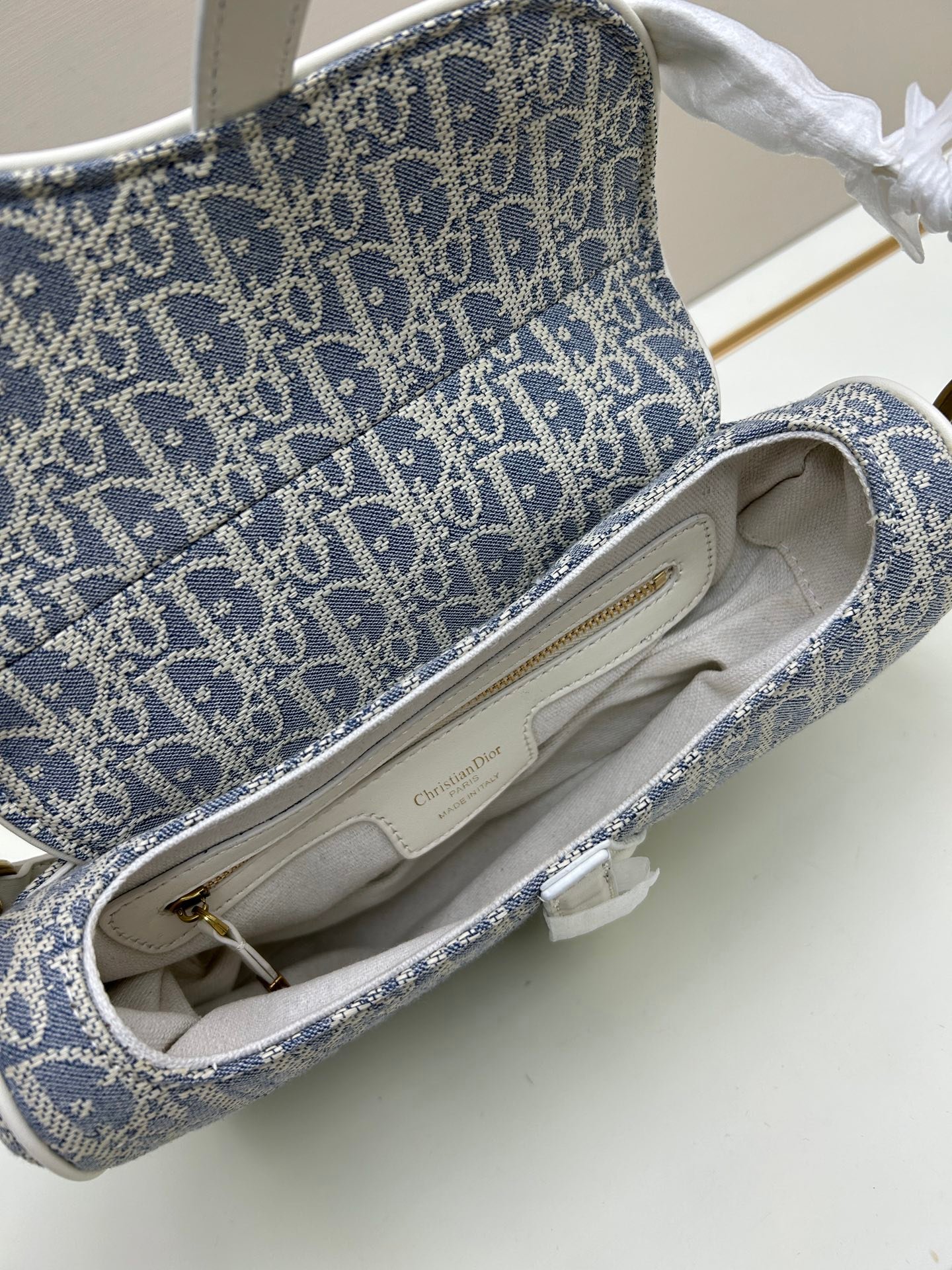 Dior Saddle Oblique – Gris clair – sangle contrastée