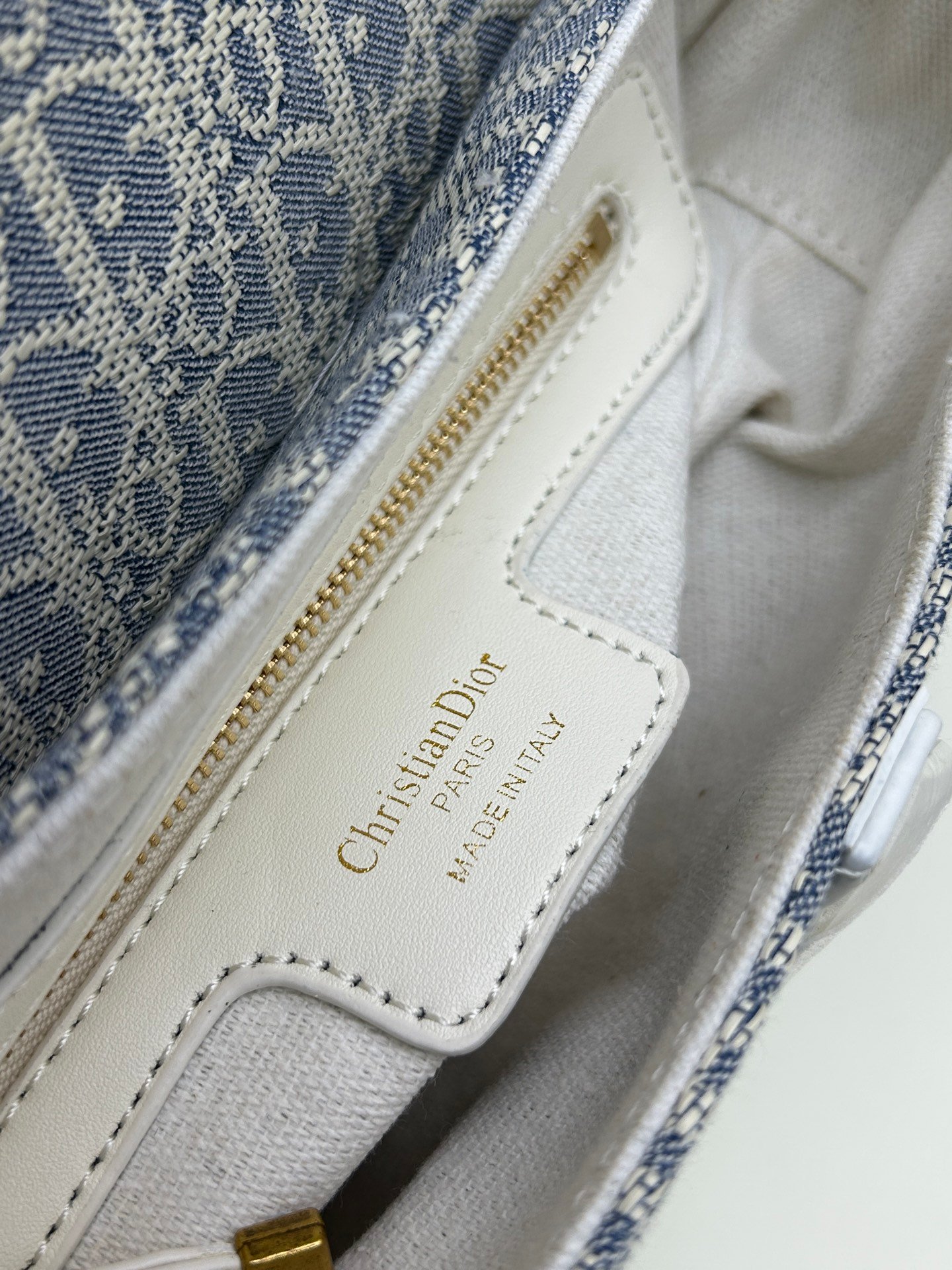 Dior Saddle Oblique – Gris clair – sangle contrastée