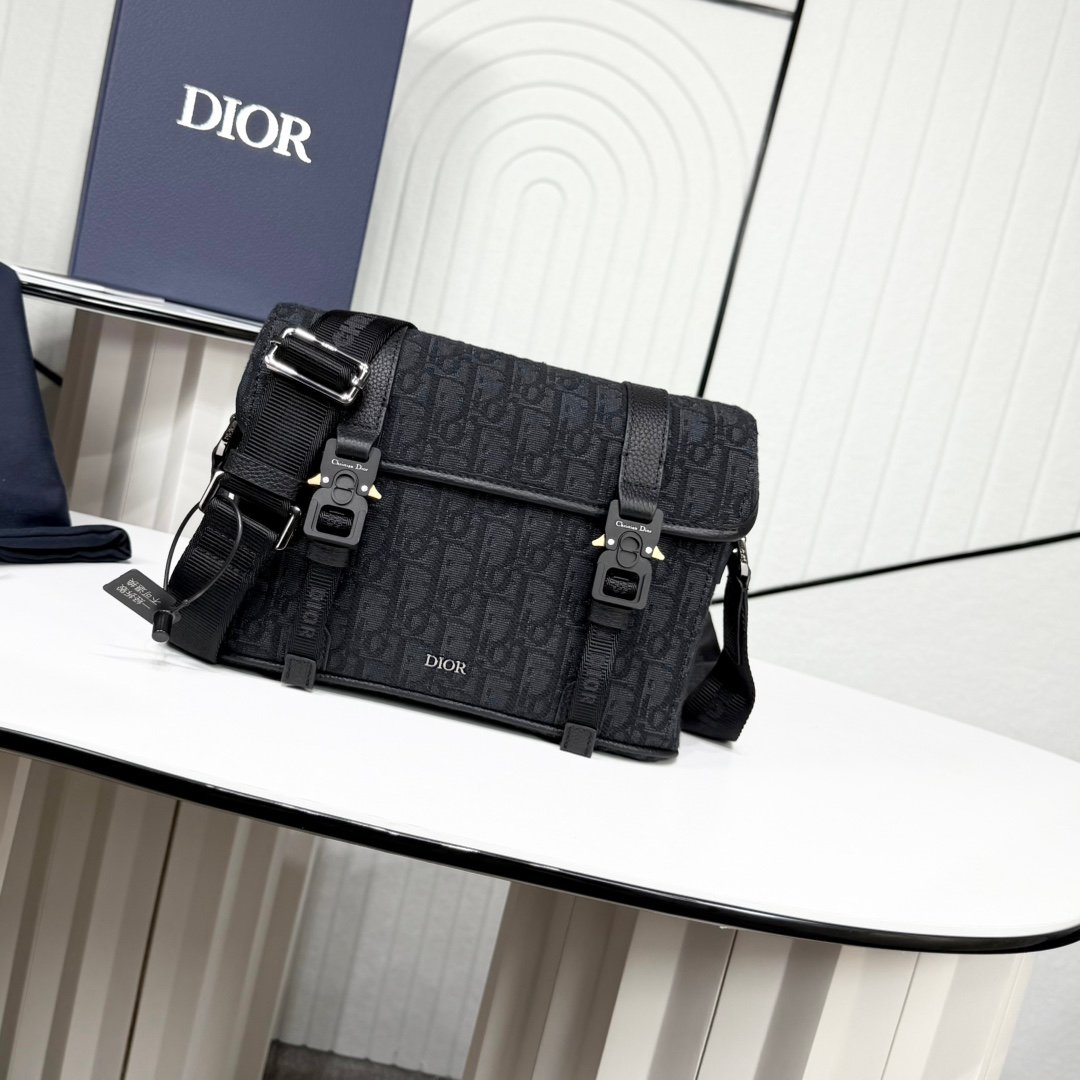 Dior Utility Messenger Dior Oblique embossée – Noir