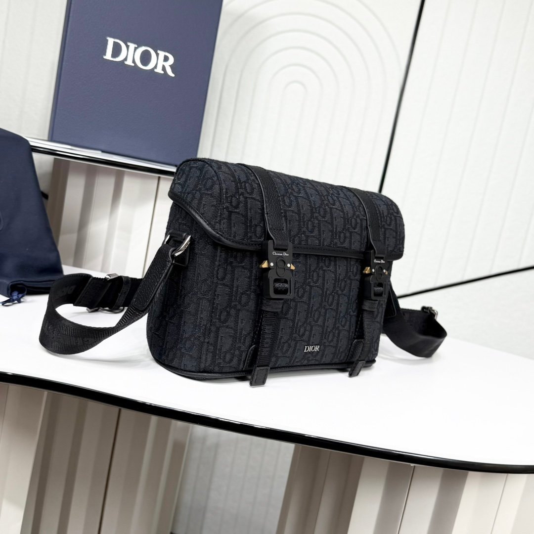 Dior Utility Messenger Dior Oblique embossée – Noir