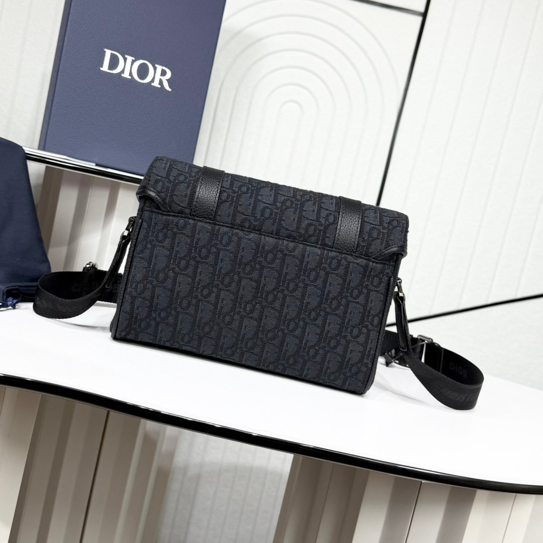 Dior Utility Messenger Dior Oblique embossée – Noir