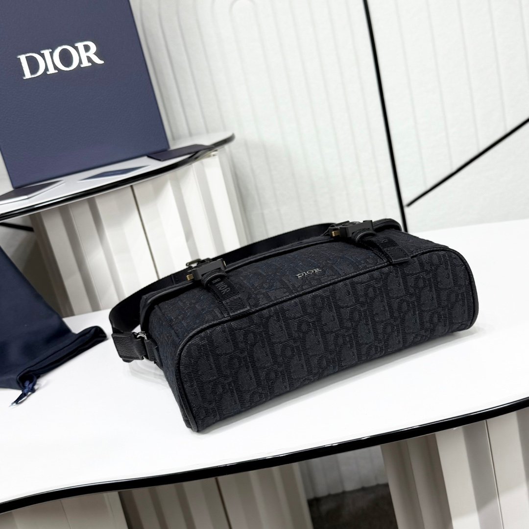 Dior Utility Messenger Dior Oblique embossée – Noir
