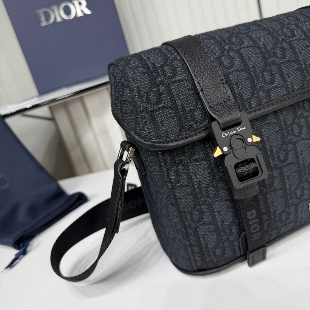 Dior Utility Messenger Dior Oblique embossée – Noir