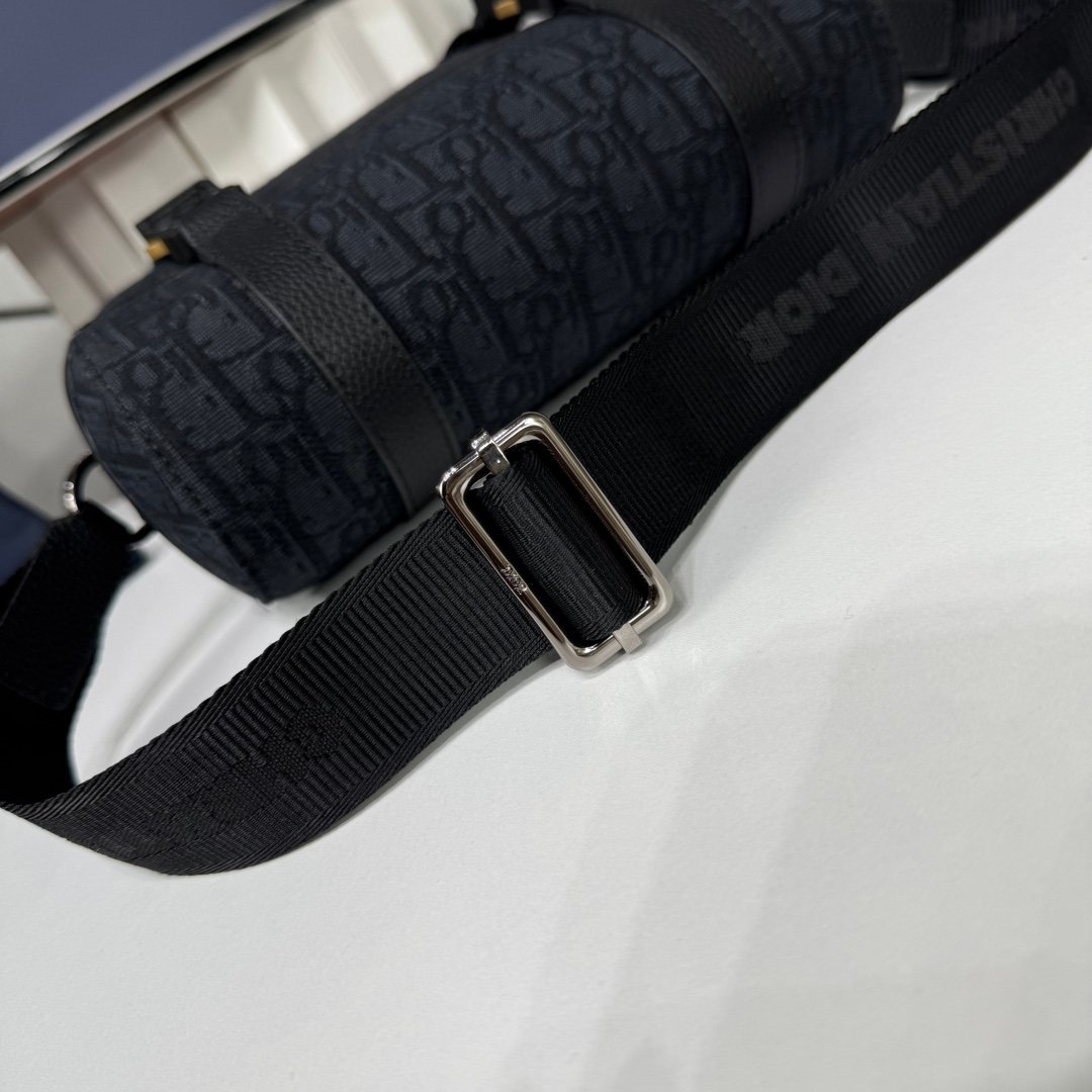 Dior Utility Messenger Dior Oblique embossée – Noir