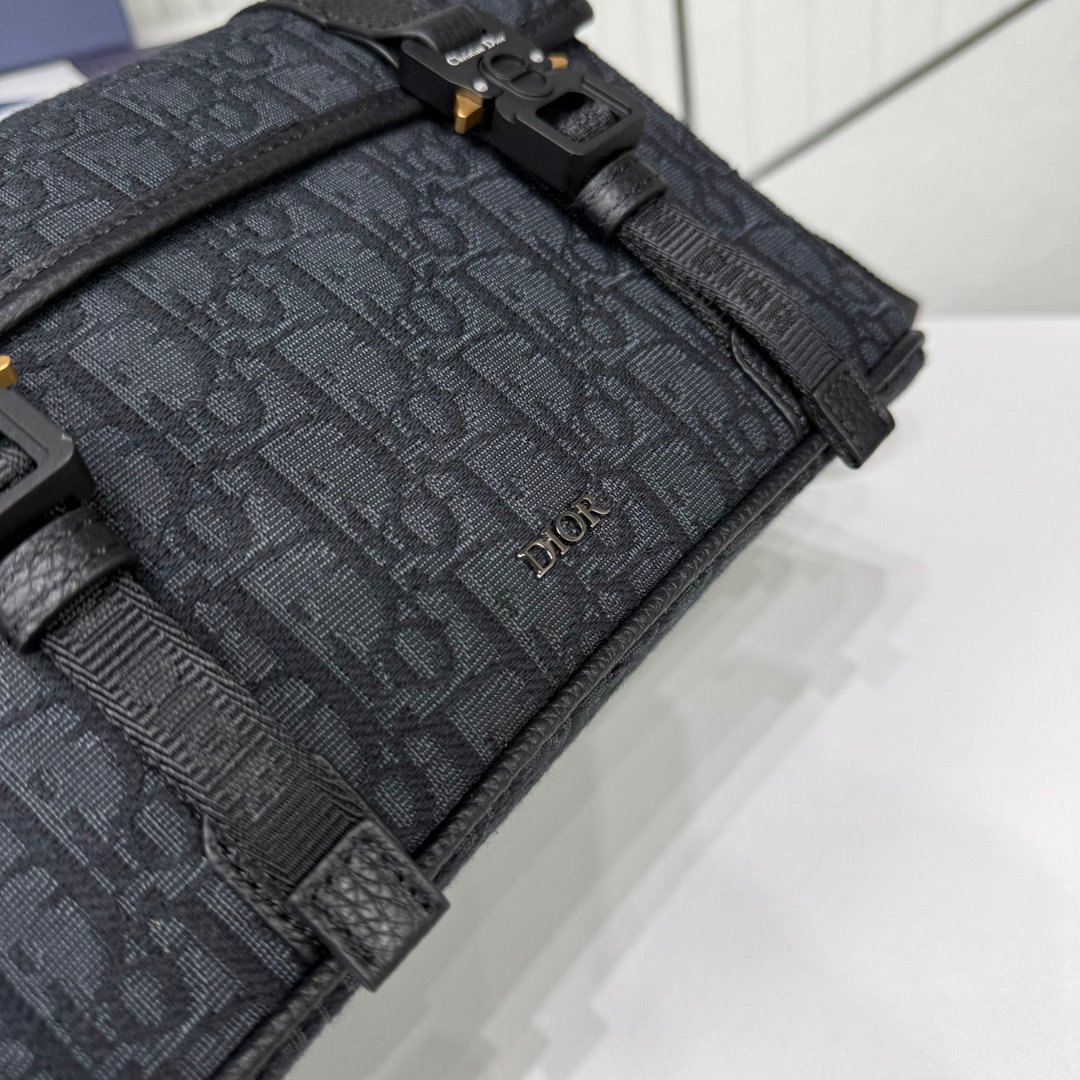 Dior Utility Messenger Dior Oblique embossée – Noir