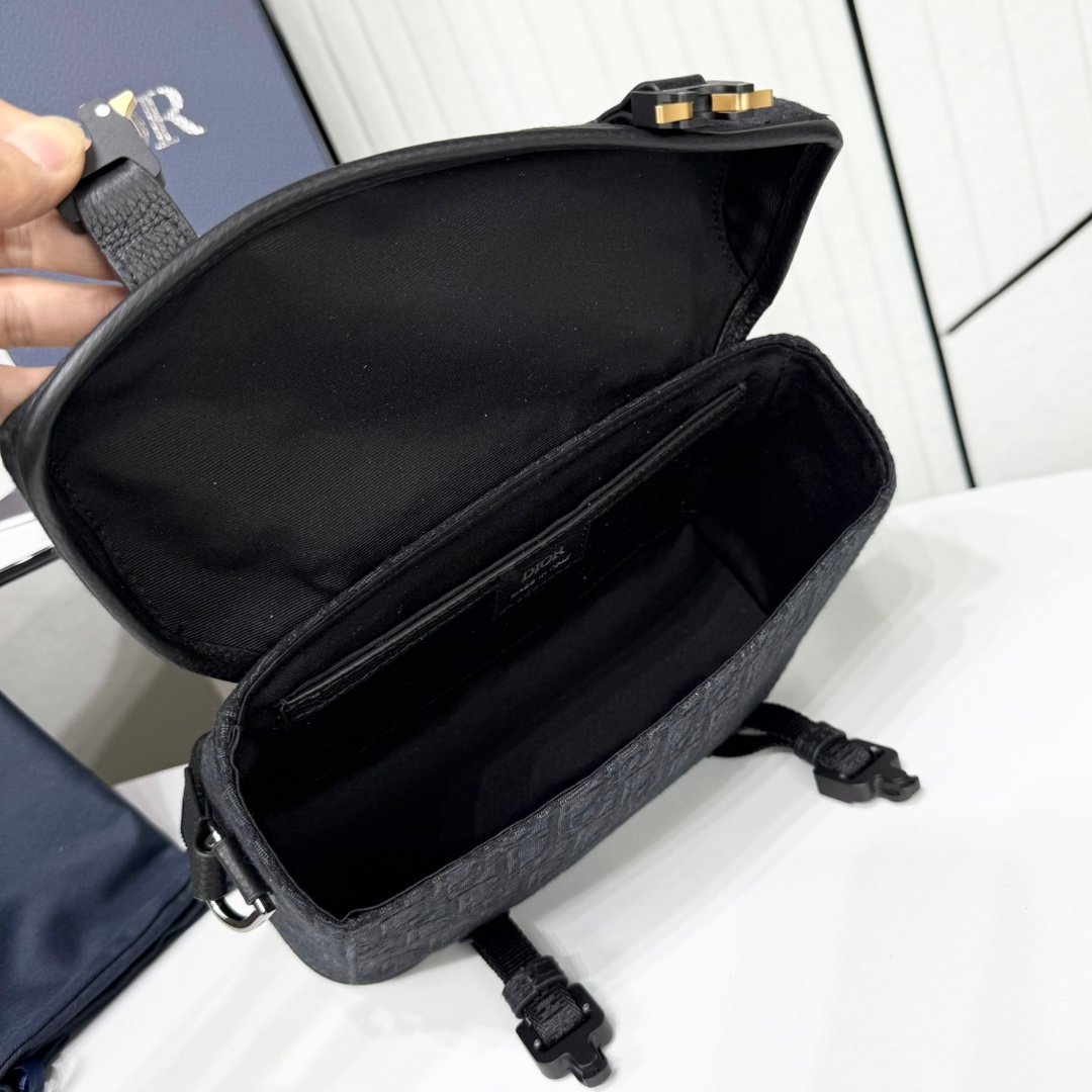 Dior Utility Messenger Dior Oblique embossée – Noir