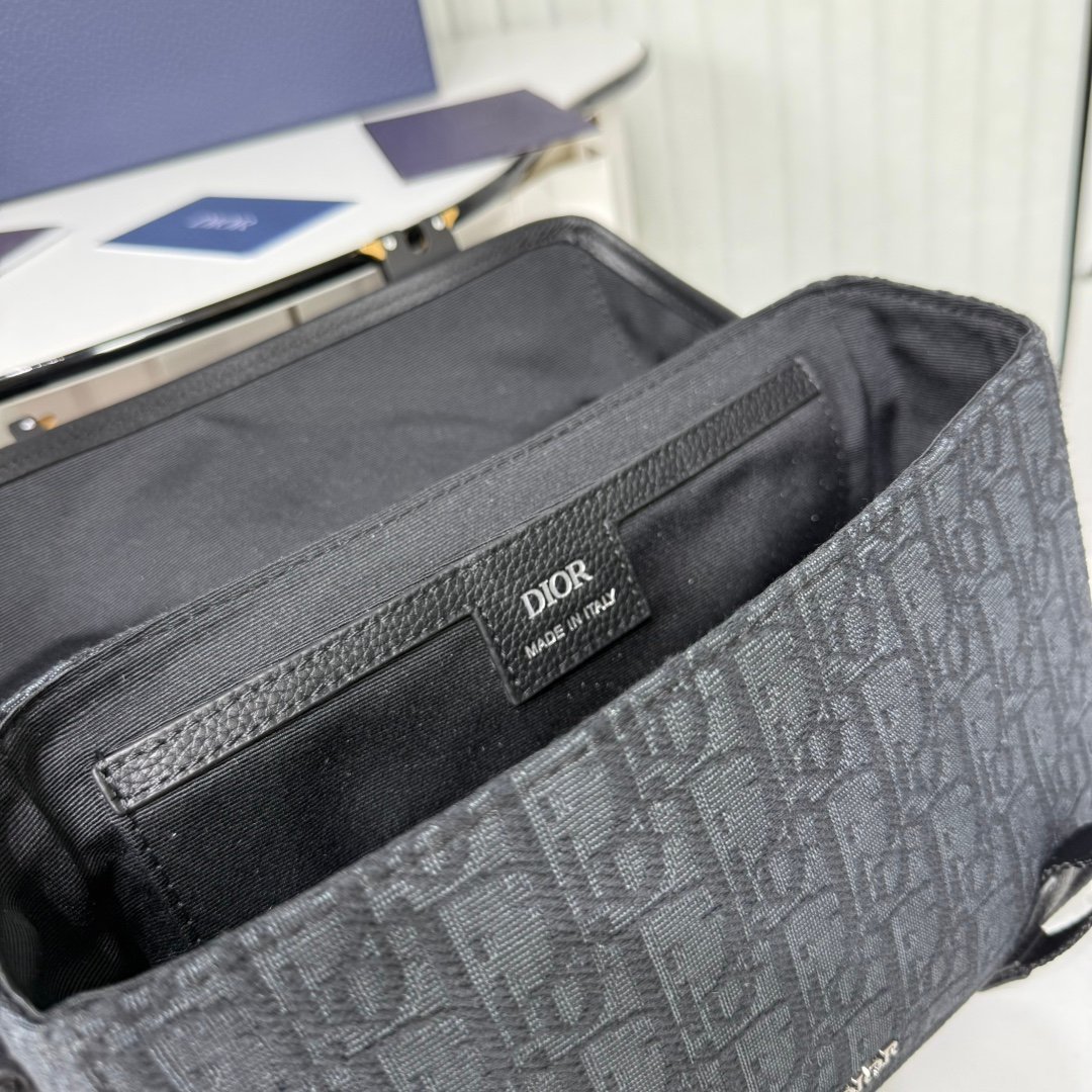 Dior Utility Messenger Dior Oblique embossée – Noir