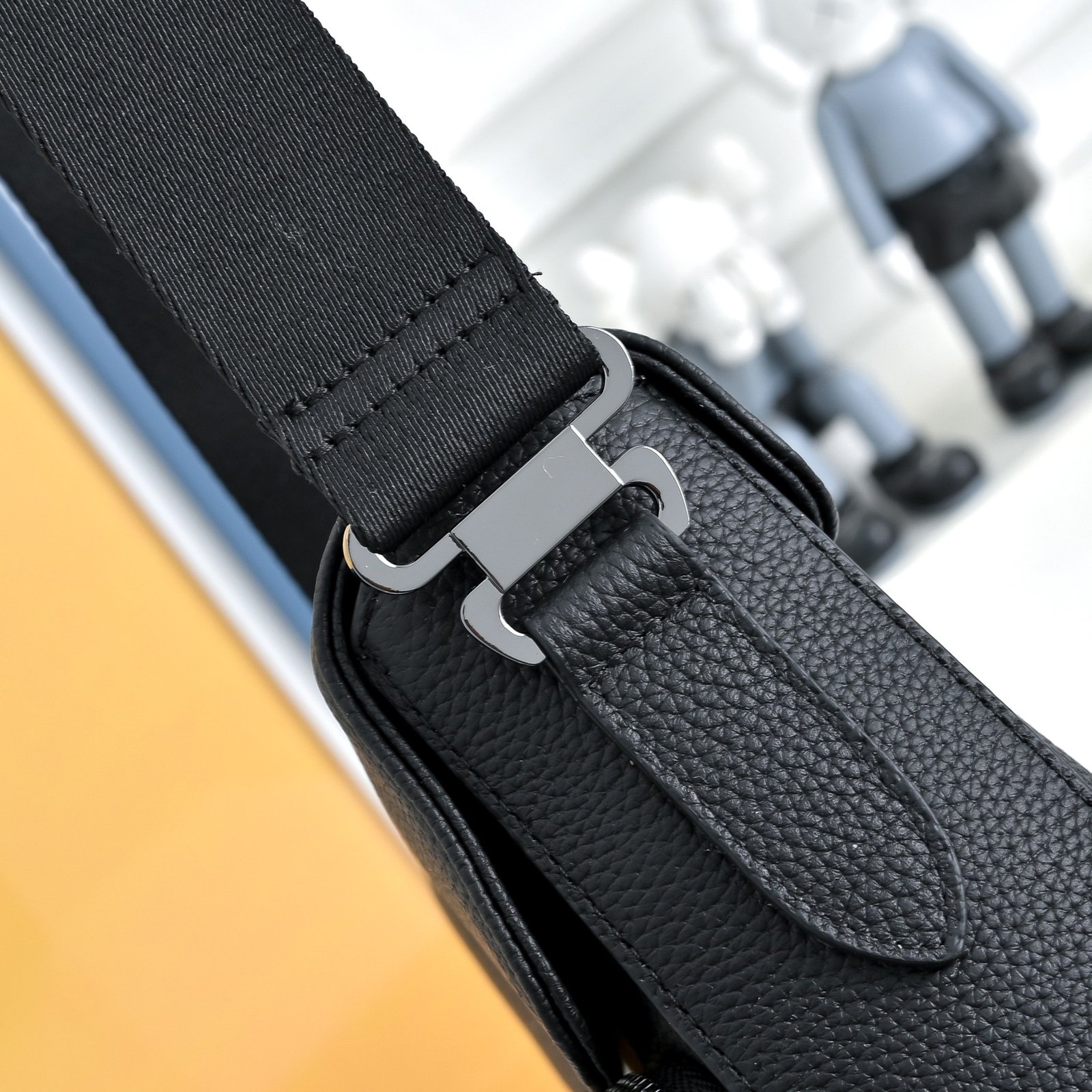 Hermès Messenger H embossé – Noir