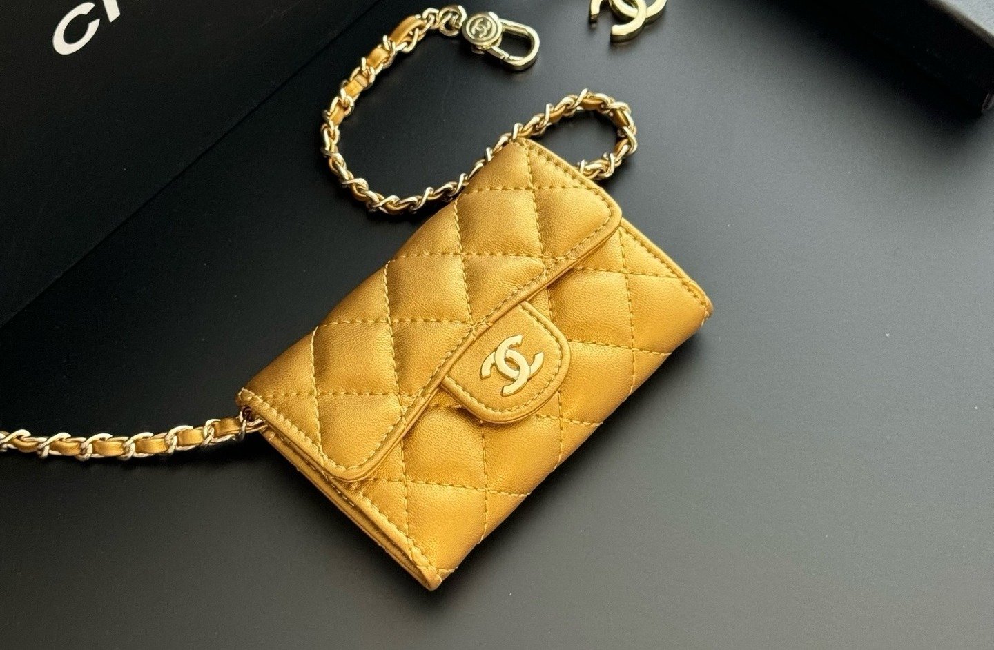 Chanel Portefeuille matelassé à chaîne