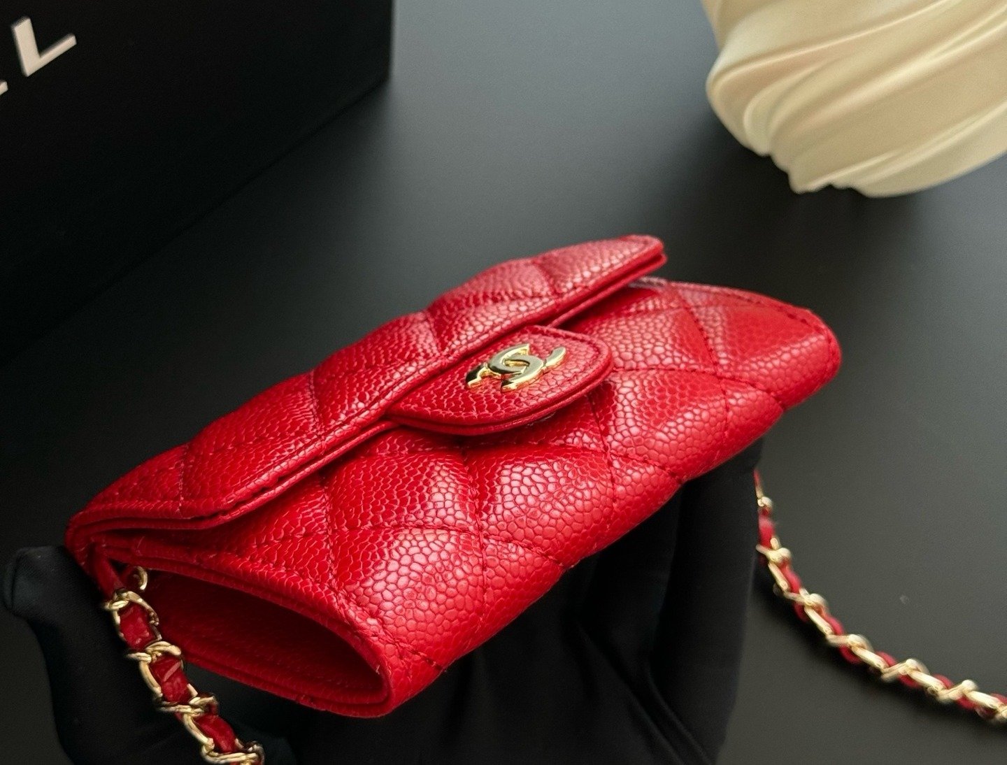 Chanel Portefeuille matelassé à chaîne