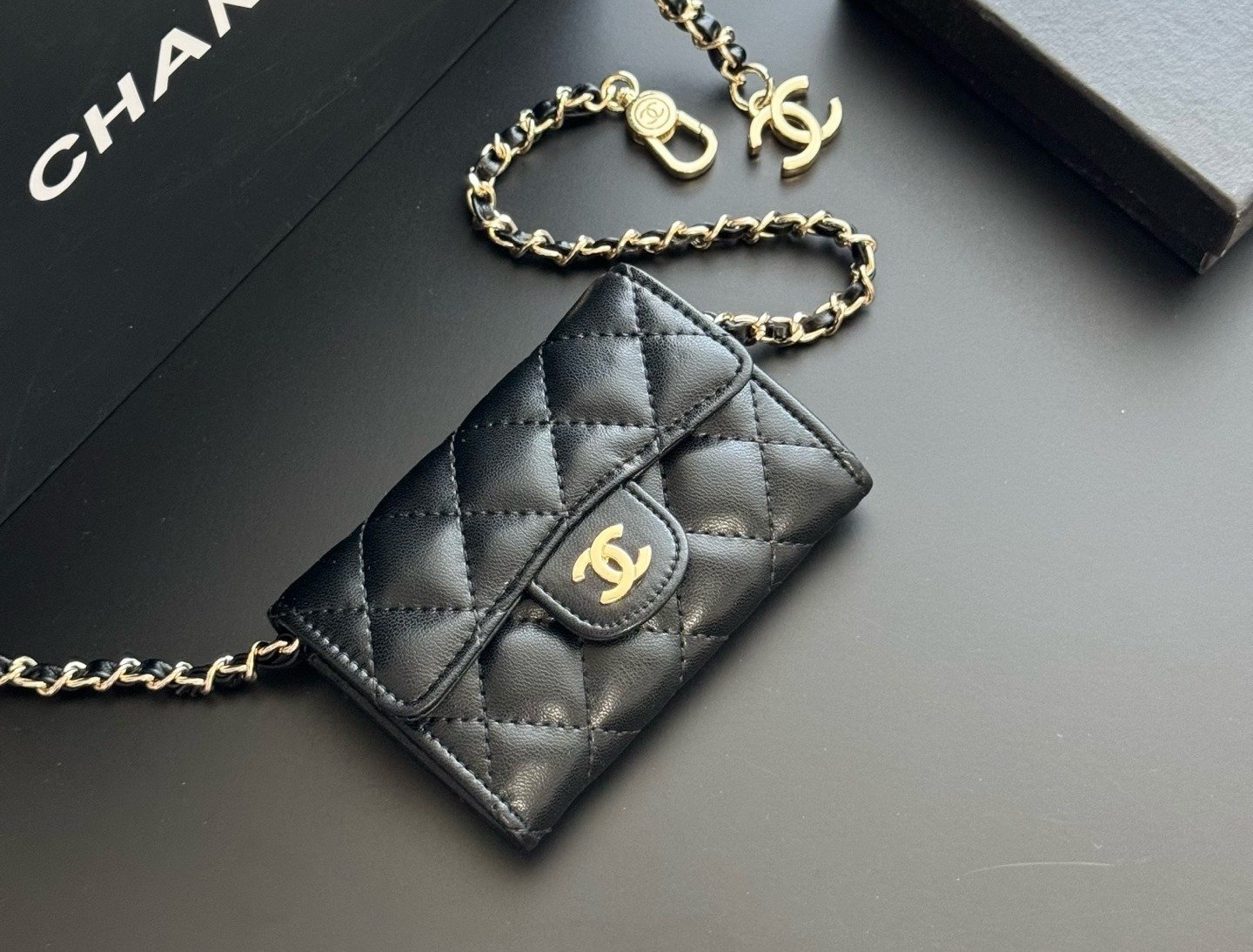 Chanel Portefeuille matelassé à chaîne