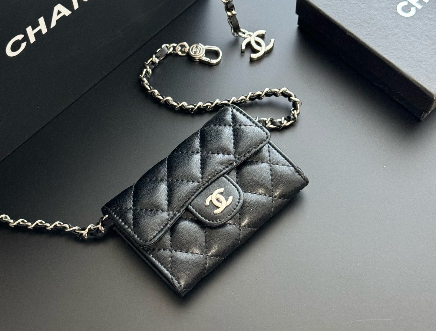 Chanel Portefeuille matelassé à chaîne