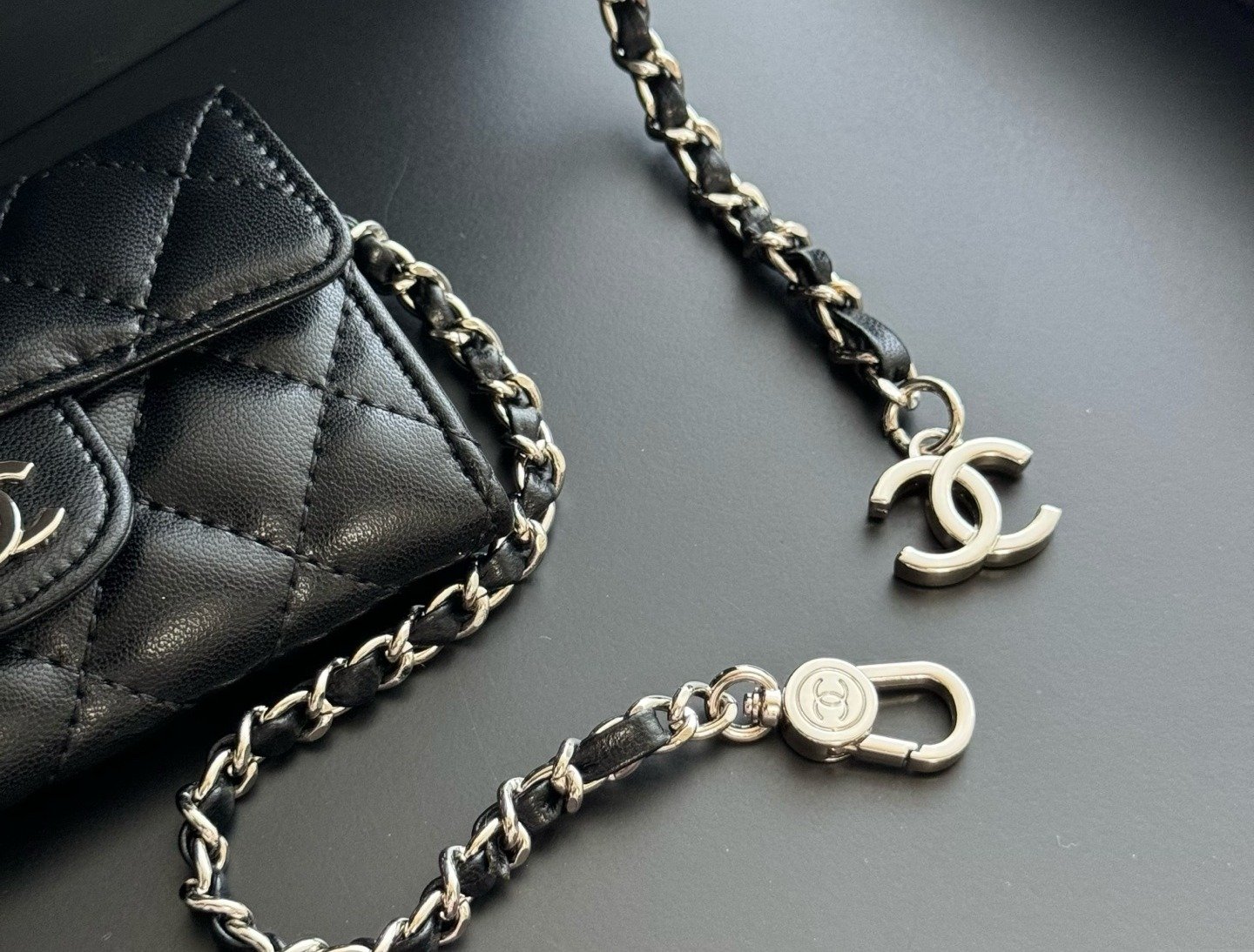 Chanel Portefeuille matelassé à chaîne