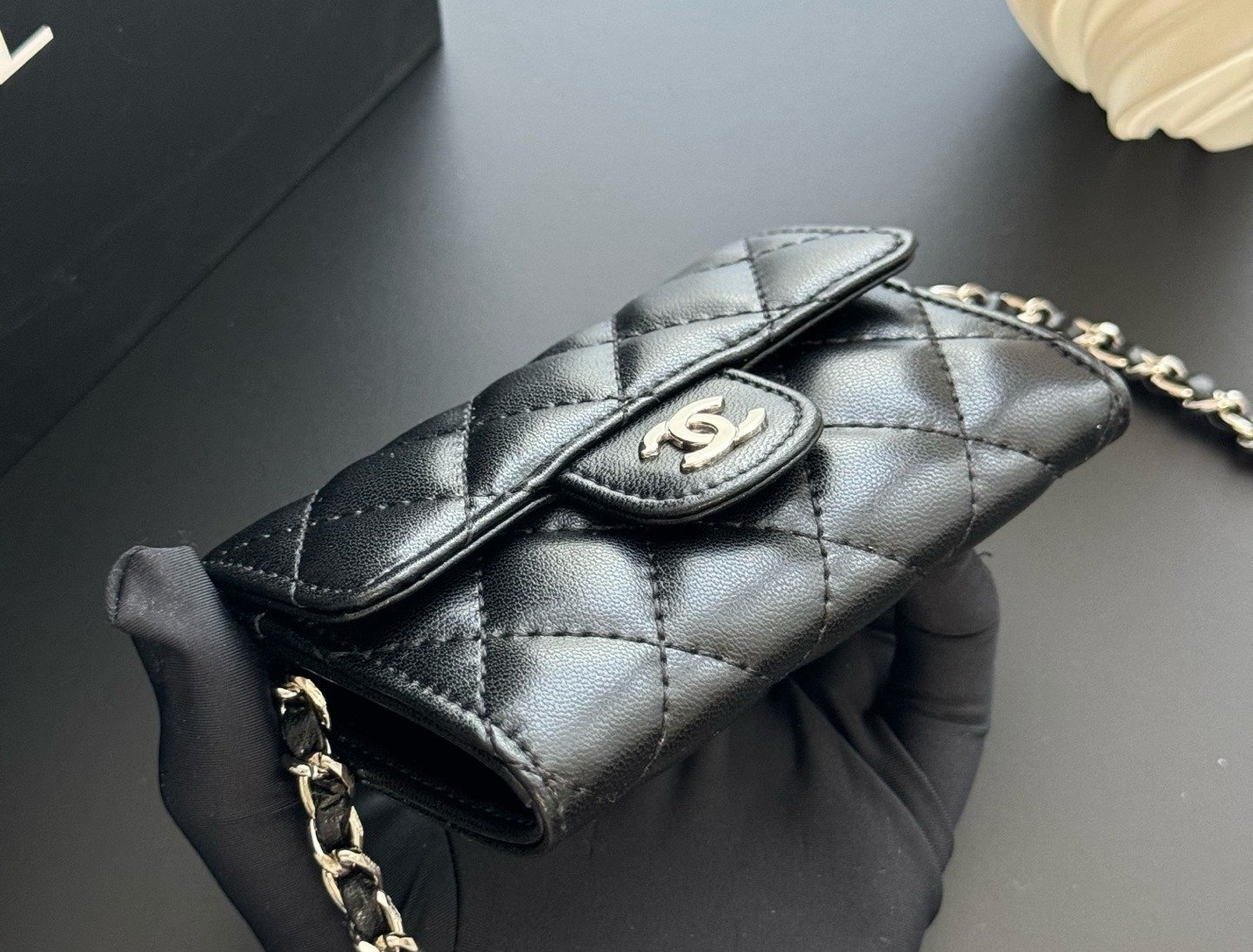 Chanel Portefeuille matelassé à chaîne