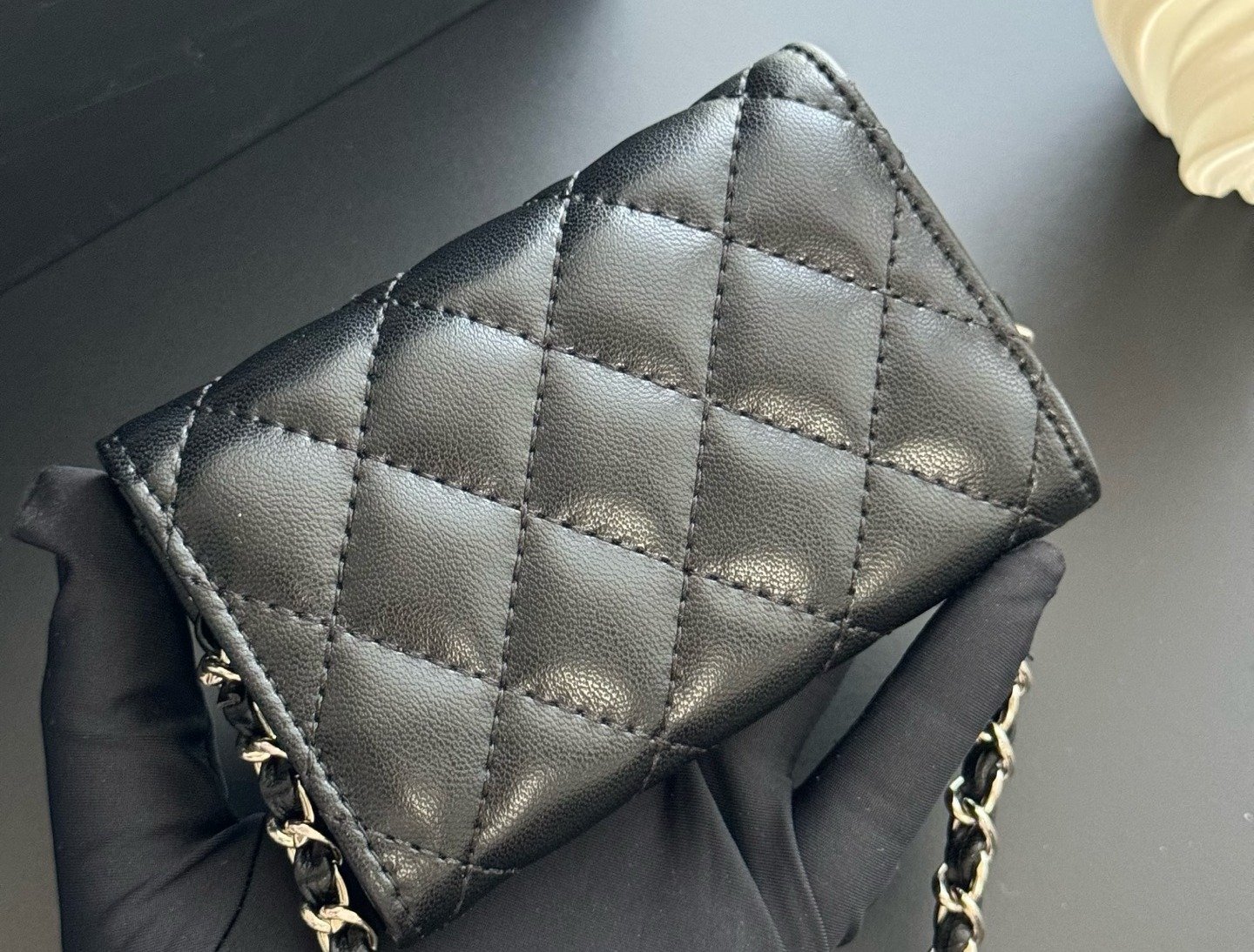 Chanel Portefeuille matelassé à chaîne